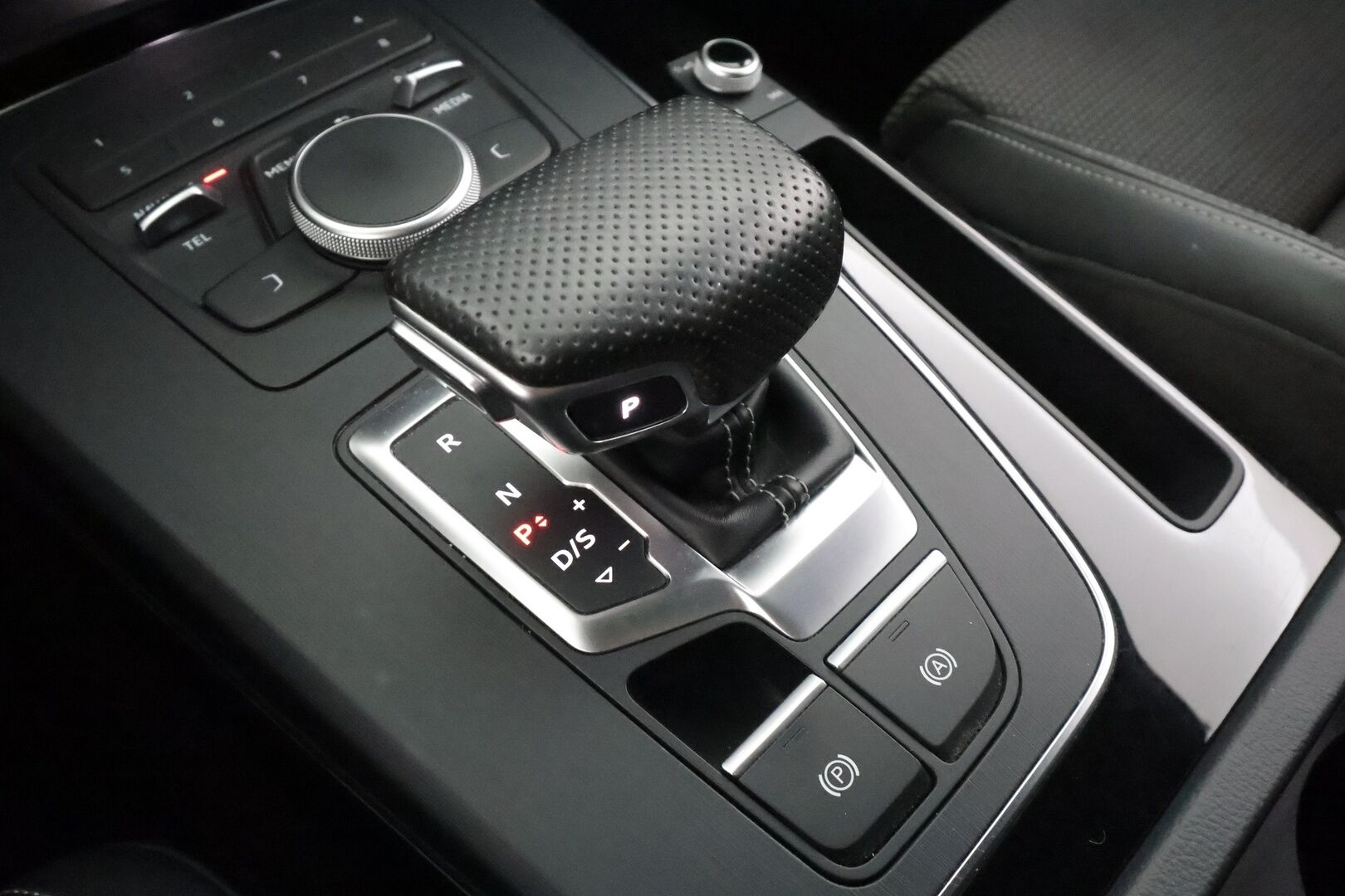 Audi Q5 2018 Business Sport 2,0 TDI 120 kW quattro S tronic - Suomi-auto | Vakkari | Koukku | Webasto | Matrix-LED | P.kamera | Sporttipenkit