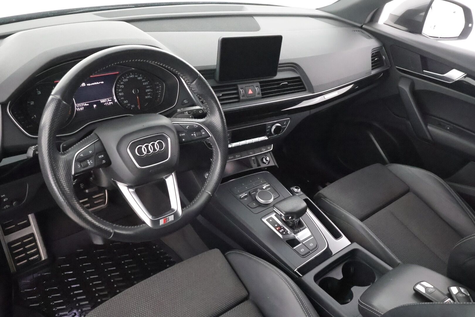 Audi Q5 2018 Business Sport 2,0 TDI 120 kW quattro S tronic - Suomi-auto | Vakkari | Koukku | Webasto | Matrix-LED | P.kamera | Sporttipenkit