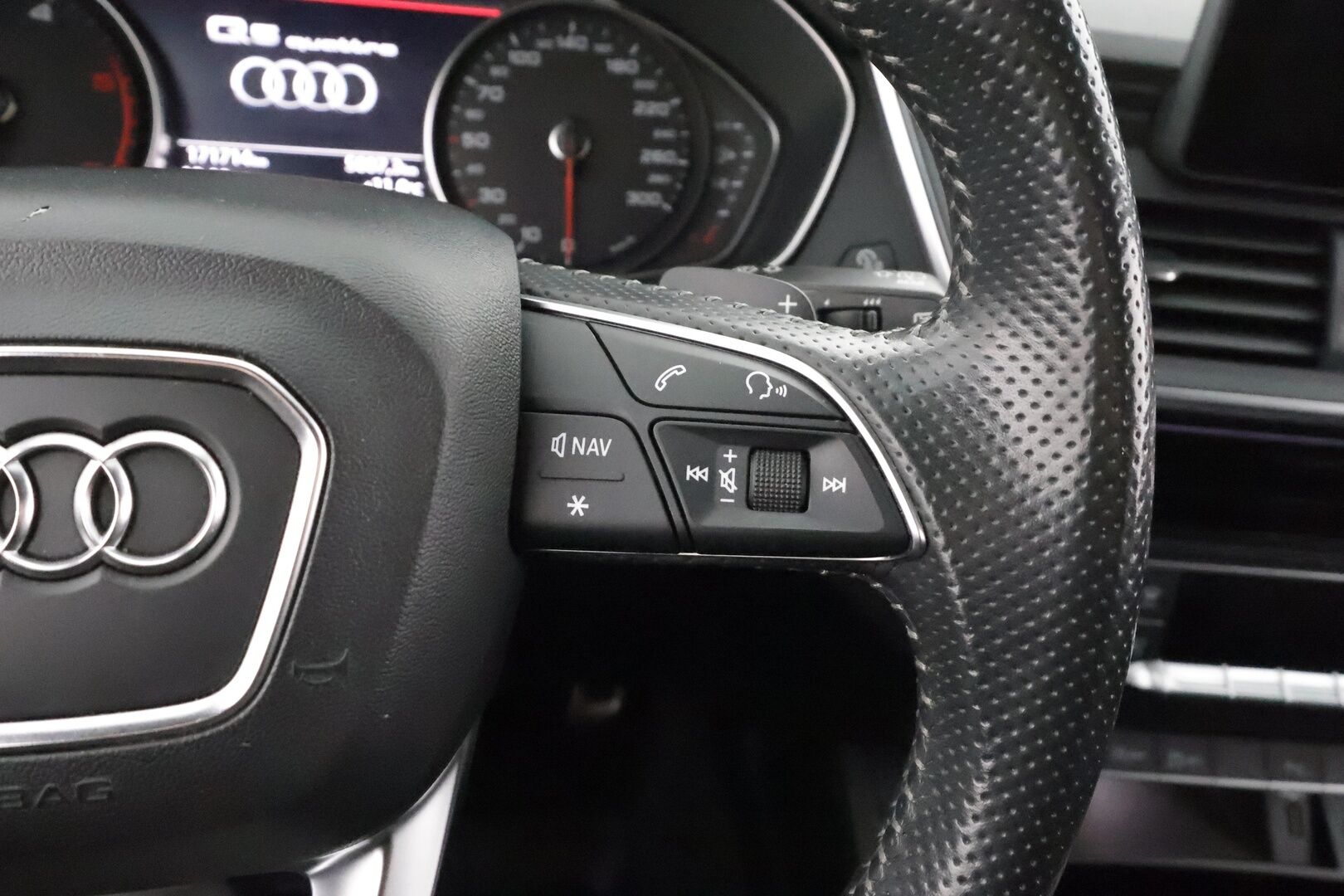 Audi Q5 2018 Business Sport 2,0 TDI 120 kW quattro S tronic - Suomi-auto | Vakkari | Koukku | Webasto | Matrix-LED | P.kamera | Sporttipenkit