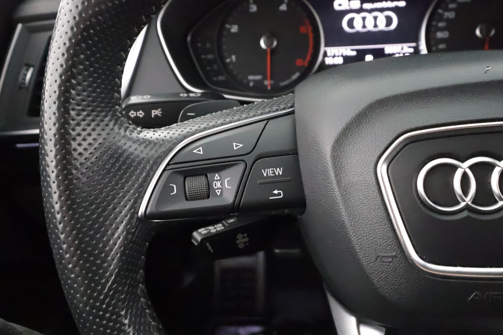 Audi Q5 2018 Business Sport 2,0 TDI 120 kW quattro S tronic - Suomi-auto | Vakkari | Koukku | Webasto | Matrix-LED | P.kamera | Sporttipenkit