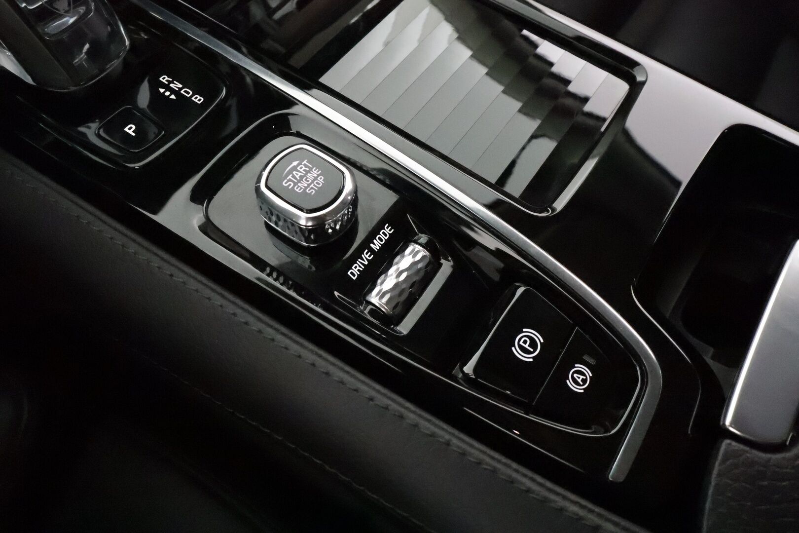Volvo V90 2019 T8 AWD Inscription aut **Webasto / Koukku / Adapt.Vakkari / Full-LED / P.Kamera / Sporttipenkki Muistilla / Navi** - Suomi-auto / 2x Latauskaapelit / Kahdet Renkaat
