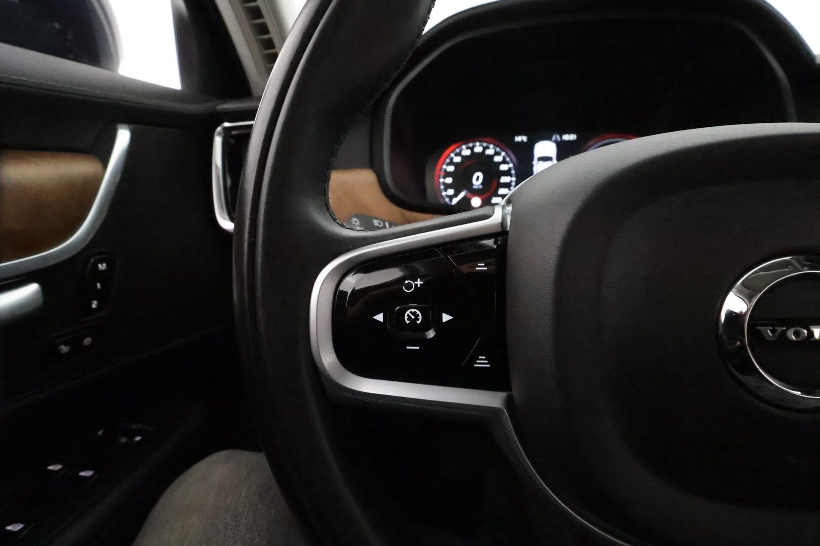 Volvo V90 2019 T8 AWD Inscription aut **Webasto / Koukku / Adapt.Vakkari / Full-LED / P.Kamera / Sporttipenkki Muistilla / Navi** - Suomi-auto / 2x Latauskaapelit / Kahdet Renkaat