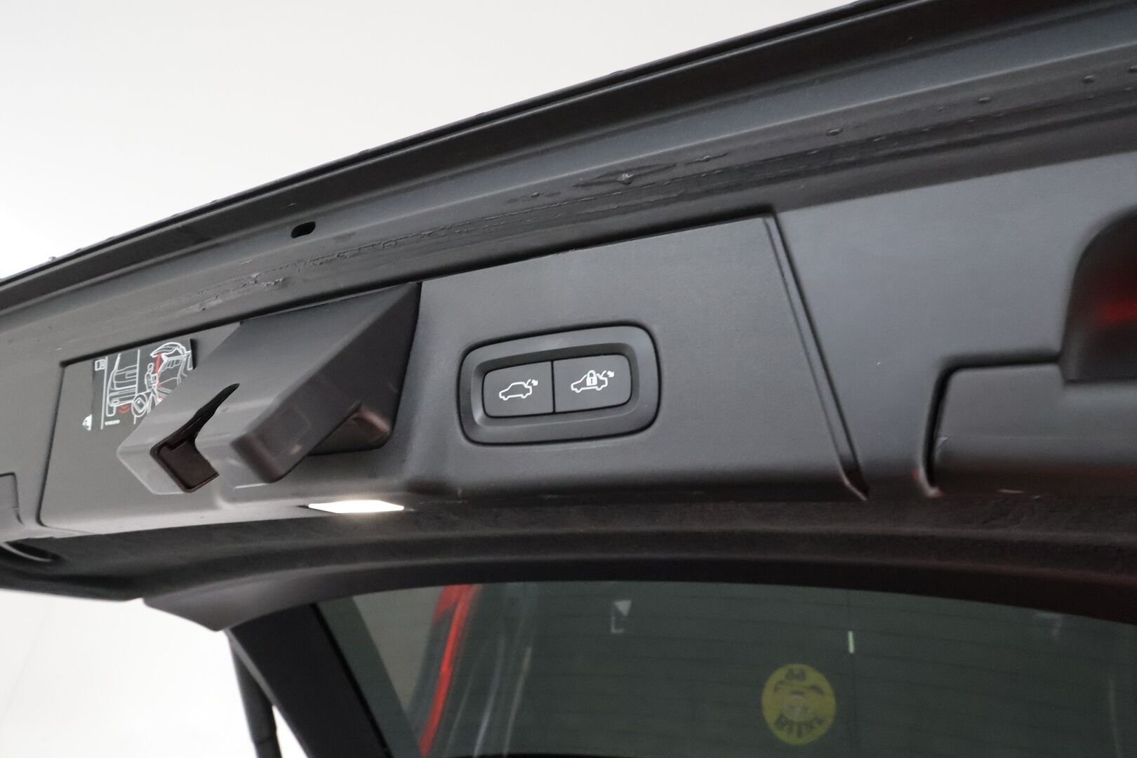 Volvo V90 2019 T8 AWD Inscription aut **Webasto / Koukku / Adapt.Vakkari / Full-LED / P.Kamera / Sporttipenkki Muistilla / Navi** - Suomi-auto / 2x Latauskaapelit / Kahdet Renkaat