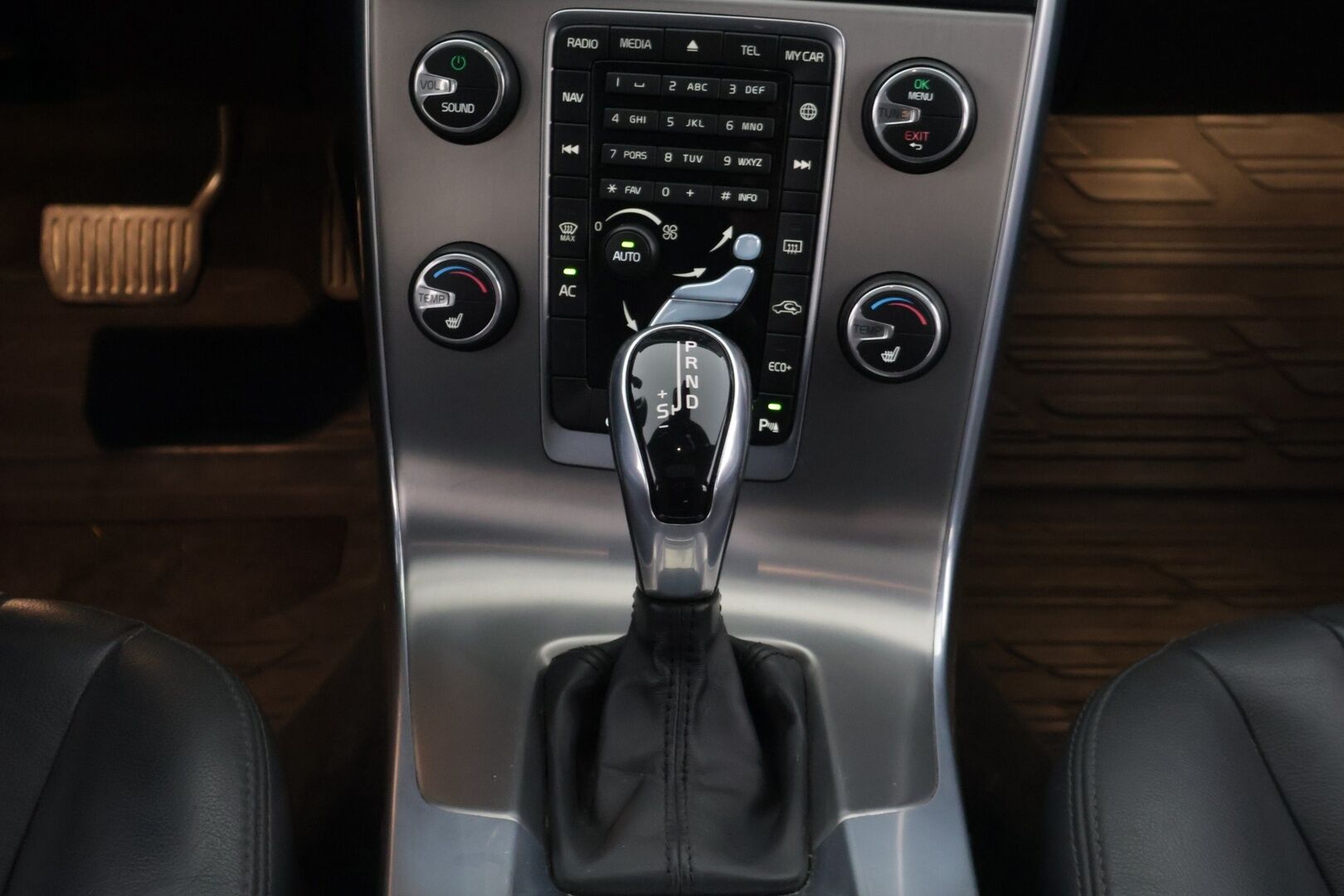 Volvo V60 2014 D4 Summum aut ** VOC / Webasto / Koukku / Kattoluukku / Muistipenkki / Bi-Xenon