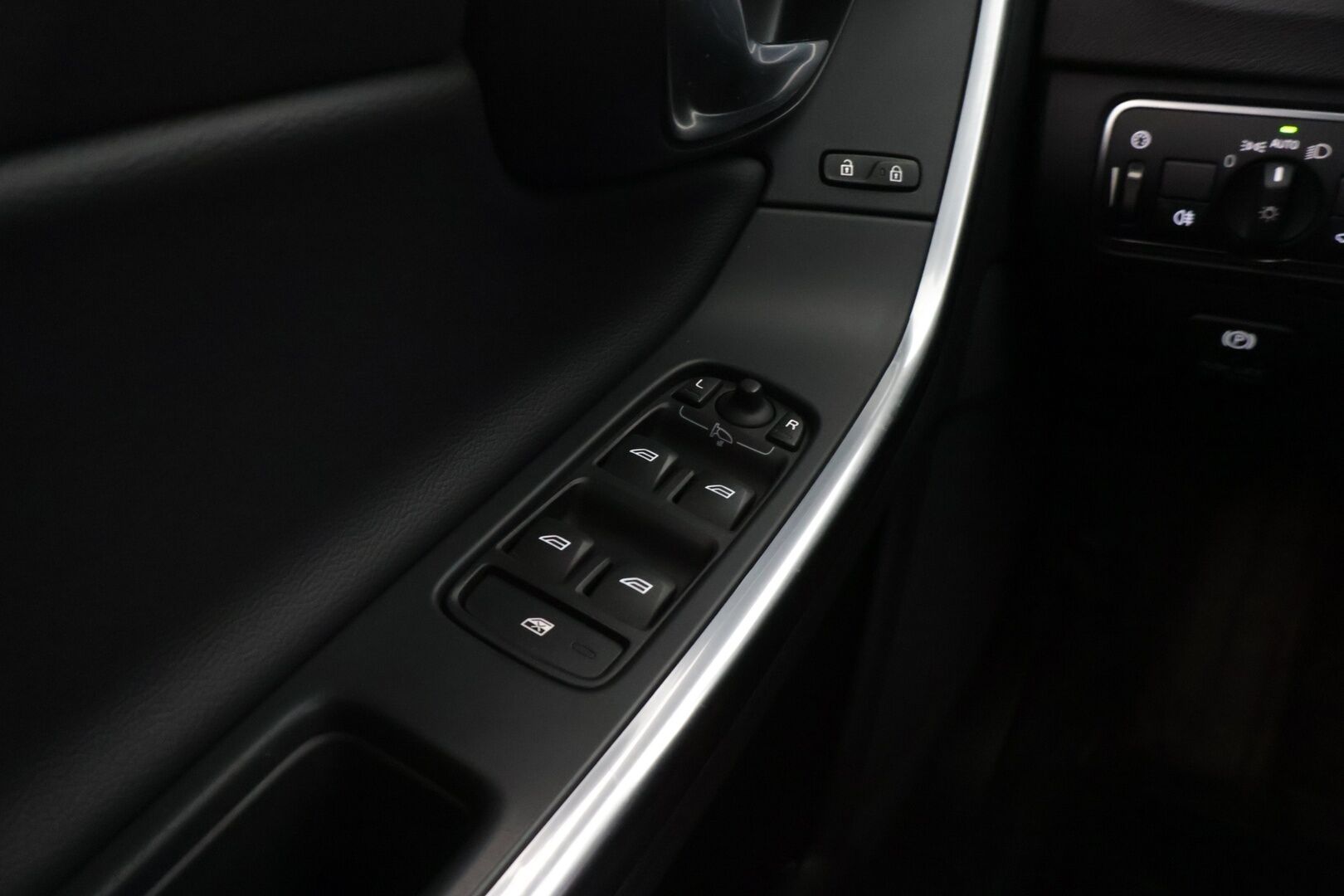 Volvo V60 2014 D4 Summum aut ** VOC / Webasto / Koukku / Kattoluukku / Muistipenkki / Bi-Xenon