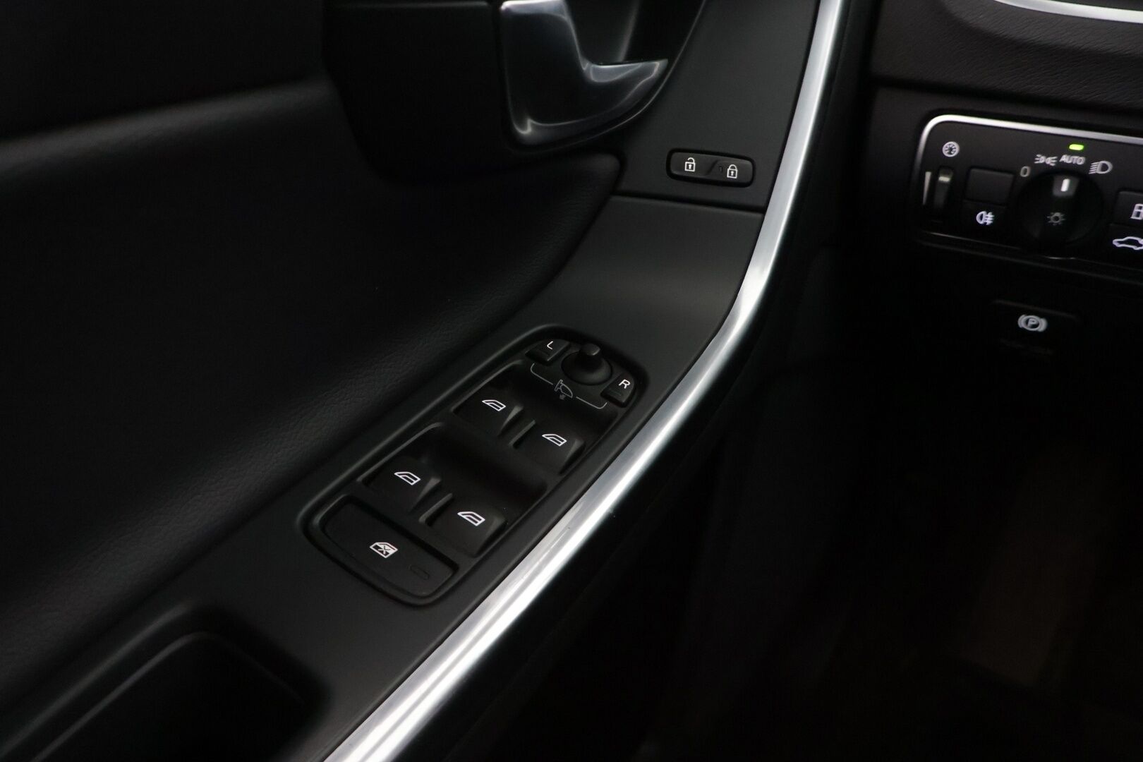 Volvo V60 2014 D4 Summum aut ** VOC / Webasto / Koukku / Kattoluukku / Muistipenkki / Bi-Xenon