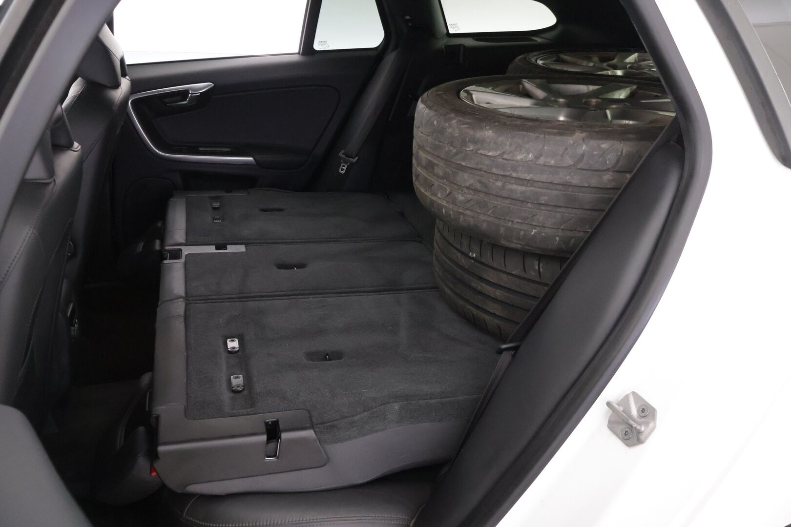 Volvo V60 2014 D4 Summum aut ** VOC / Webasto / Koukku / Kattoluukku / Muistipenkki / Bi-Xenon