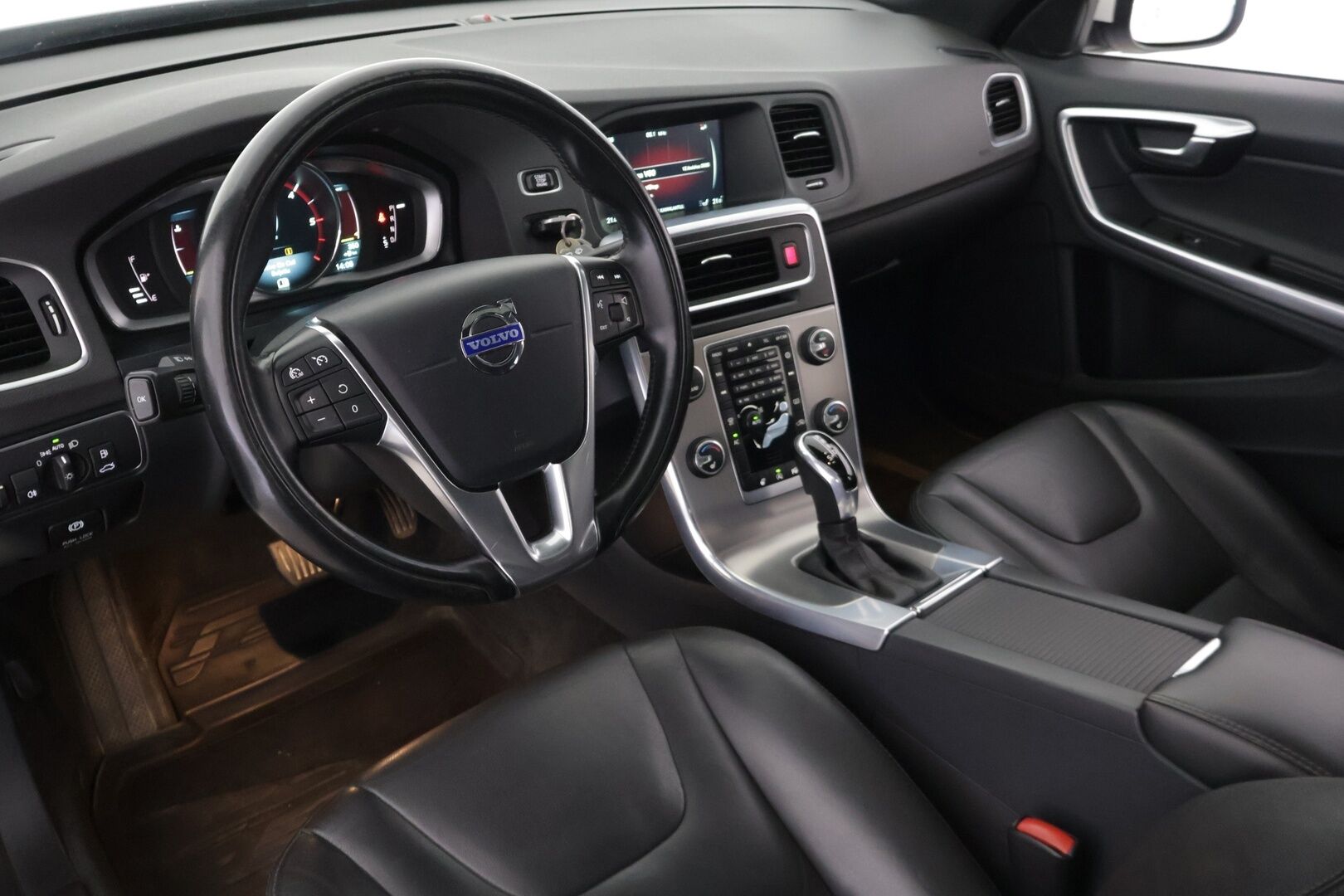 Volvo V60 2014 D4 Summum aut ** VOC / Webasto / Koukku / Kattoluukku / Muistipenkki / Bi-Xenon