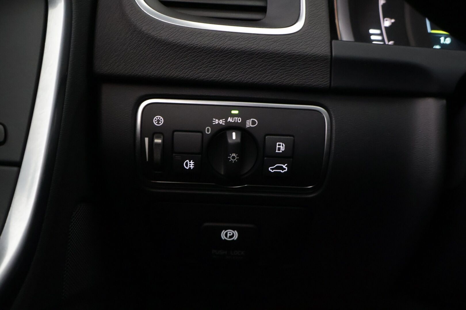 Volvo V60 2014 D4 Summum aut ** VOC / Webasto / Koukku / Kattoluukku / Muistipenkki / Bi-Xenon