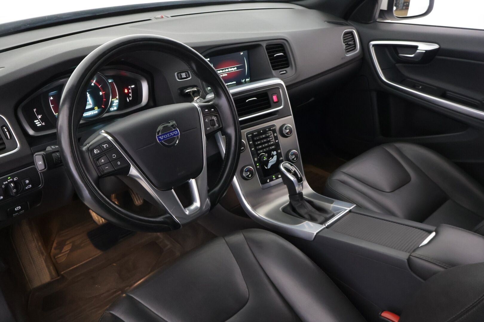 Volvo V60 2014 D4 Summum aut ** VOC / Webasto / Koukku / Kattoluukku / Muistipenkki / Bi-Xenon