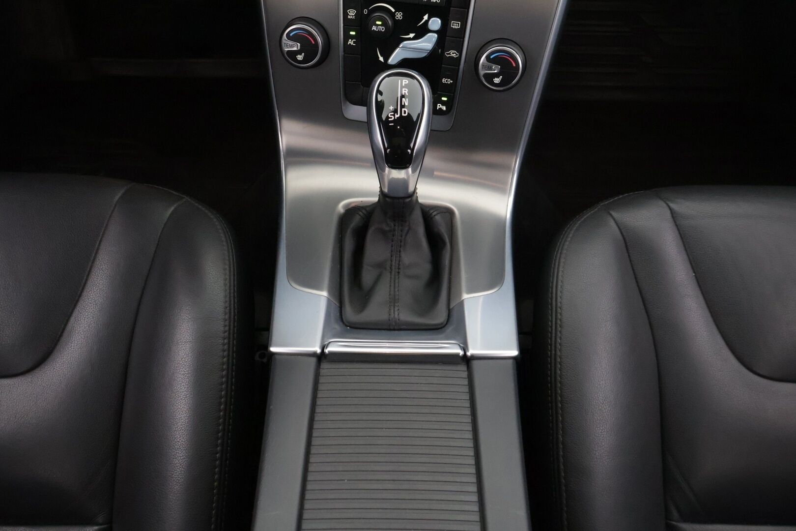 Volvo V60 2014 D4 Summum aut ** VOC / Webasto / Koukku / Kattoluukku / Muistipenkki / Bi-Xenon