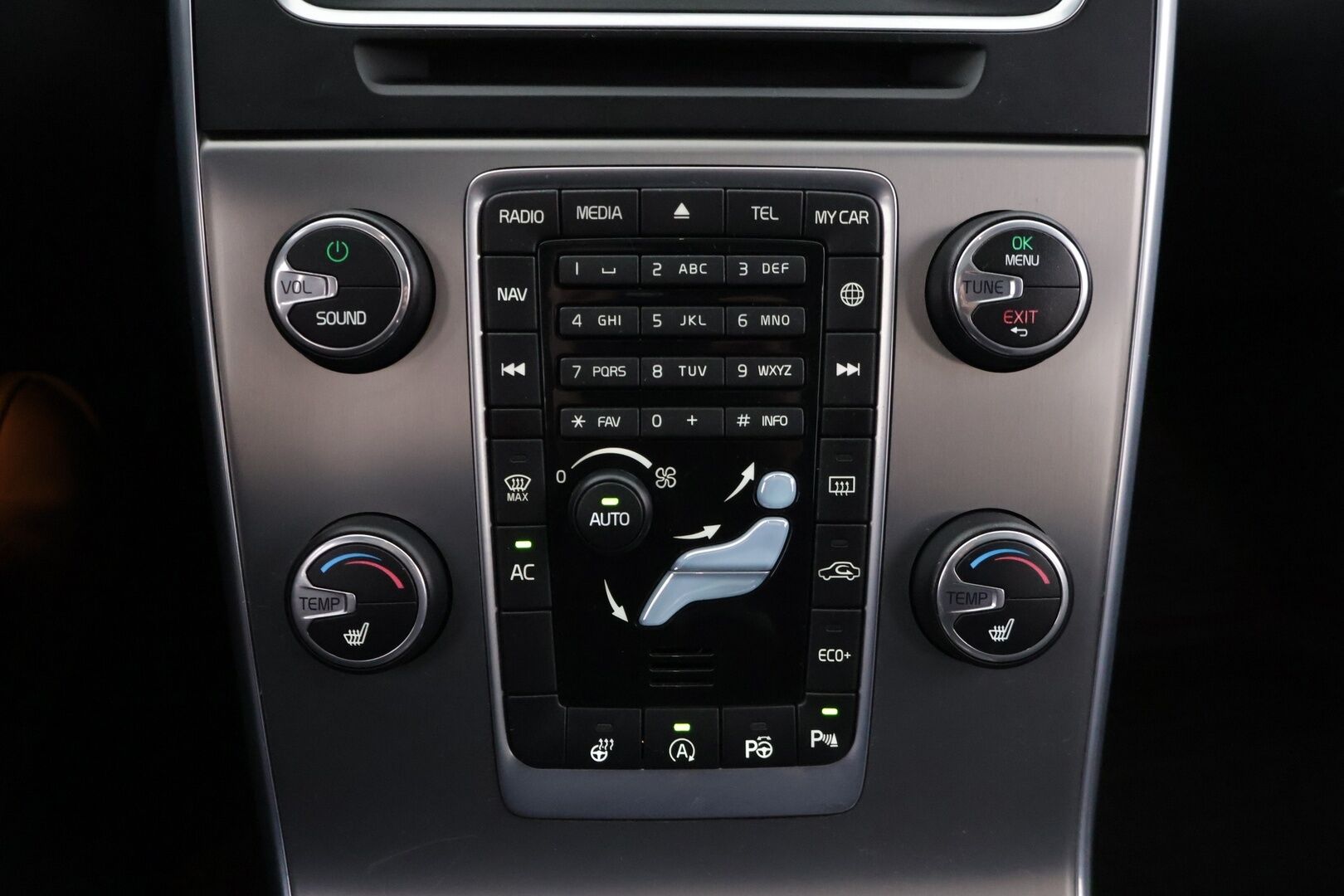 Volvo V60 2014 D4 Summum aut ** VOC / Webasto / Koukku / Kattoluukku / Muistipenkki / Bi-Xenon