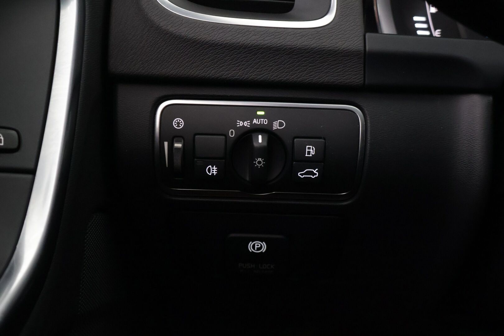 Volvo V60 2014 D4 Summum aut ** VOC / Webasto / Koukku / Kattoluukku / Muistipenkki / Bi-Xenon