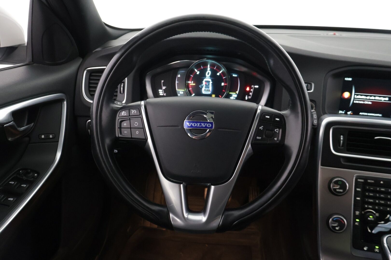 Volvo V60 2014 D4 Summum aut ** VOC / Webasto / Koukku / Kattoluukku / Muistipenkki / Bi-Xenon