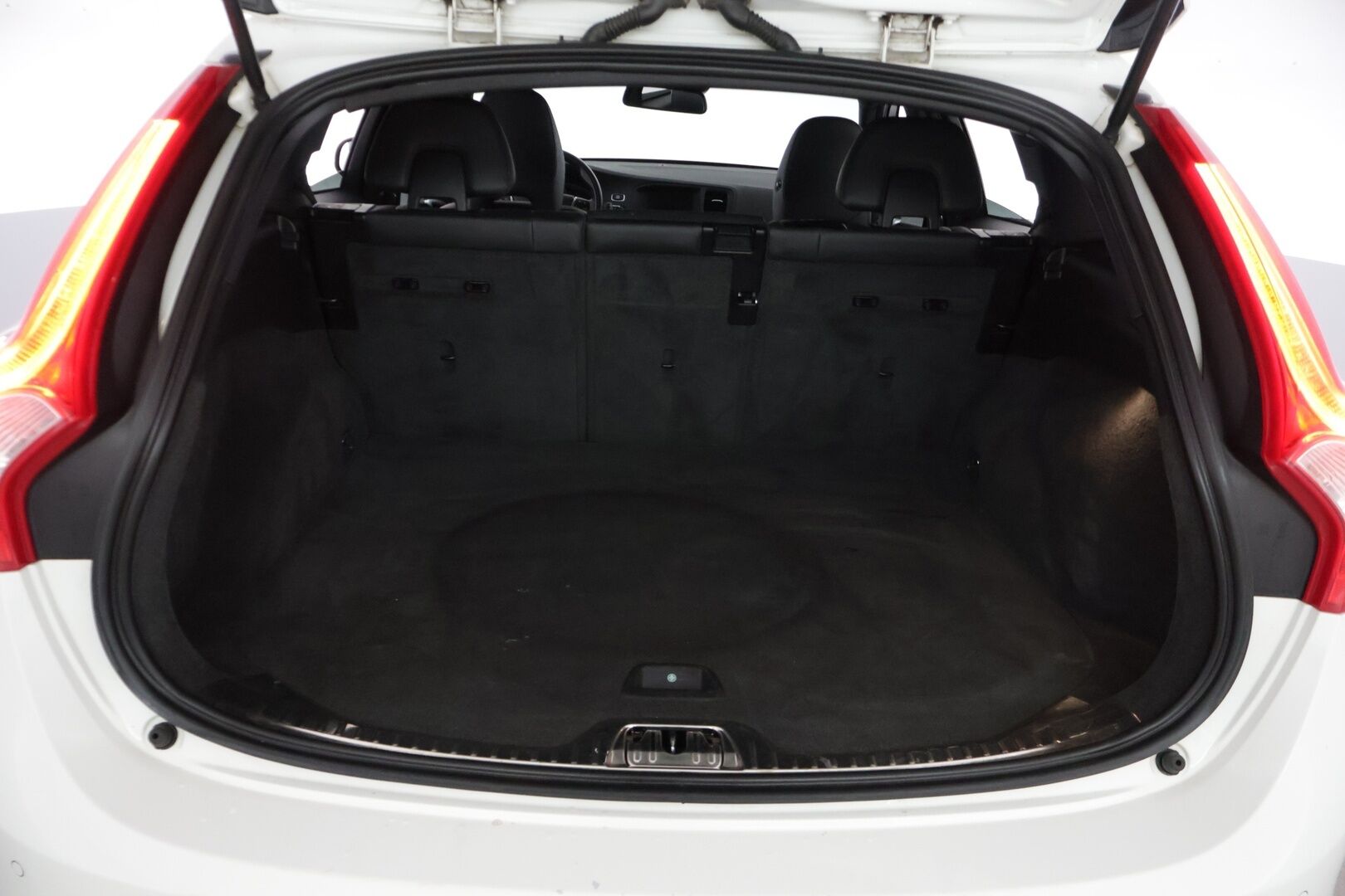 Volvo V60 2014 D4 Summum aut ** VOC / Webasto / Koukku / Kattoluukku / Muistipenkki / Bi-Xenon