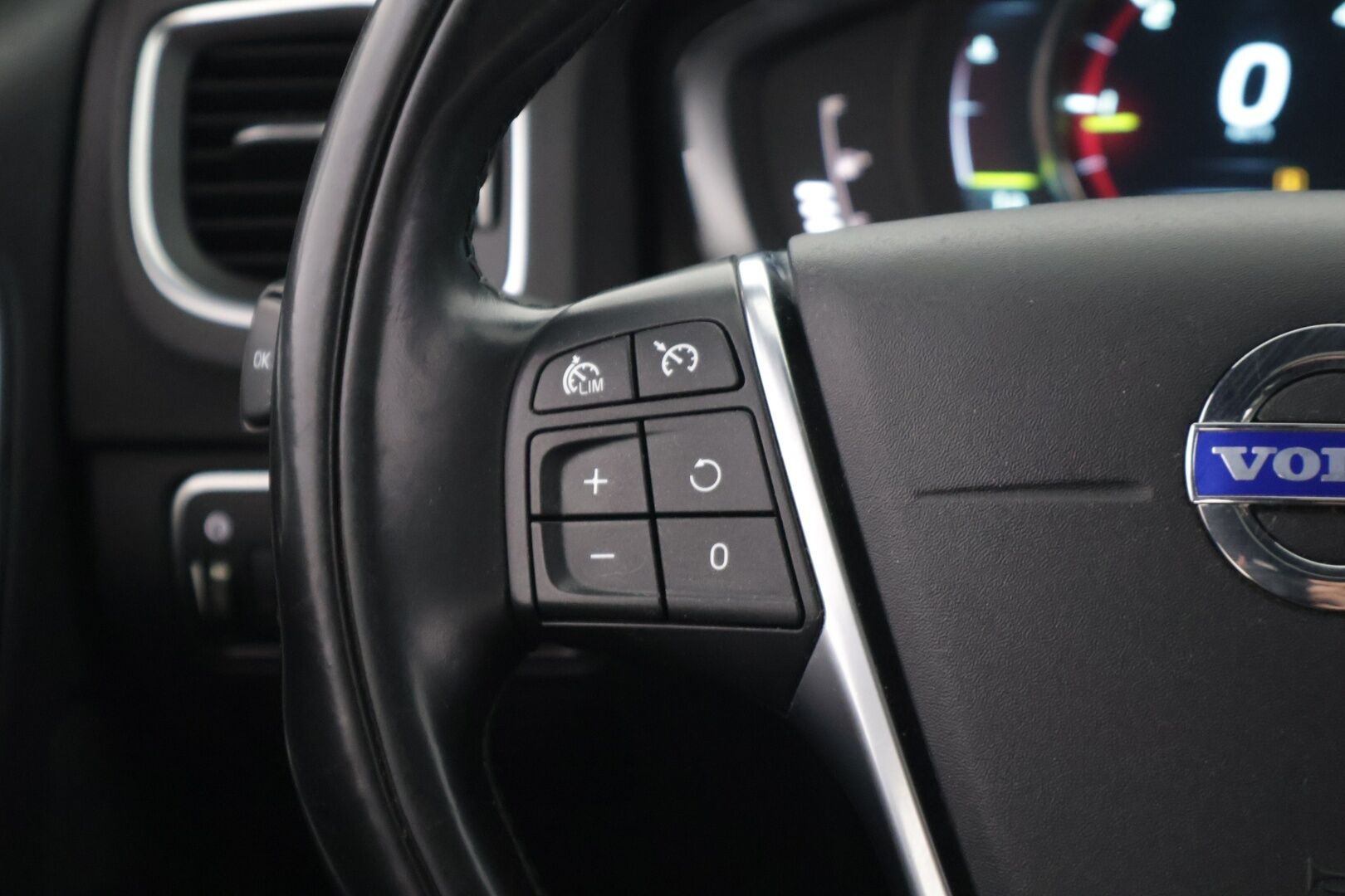 Volvo V60 2014 D4 Summum aut ** VOC / Webasto / Koukku / Kattoluukku / Muistipenkki / Bi-Xenon