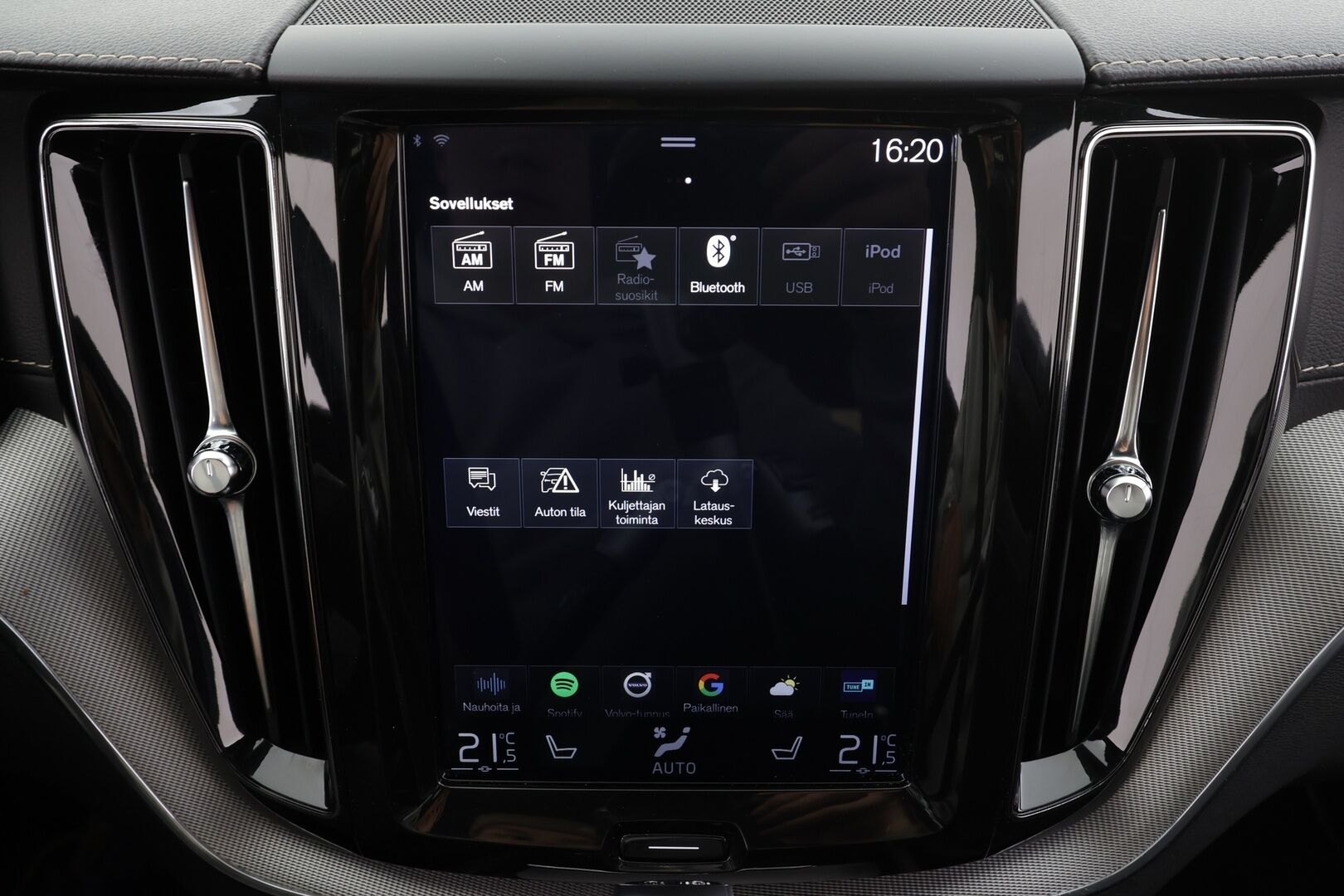 Volvo XC60 2019 D5 AWD R-Design aut * Webasto / Adapt.Vakkari / Koukku / Full LED / Muistipenkki / Nahka-Alcantara / BLIS / Sensus Navi - Suomi-auto / Kahdet renkaat aluvanteilla / Merkkihuollettu - HULLUT JOULUT KORKOTARJOUS 2,49% 