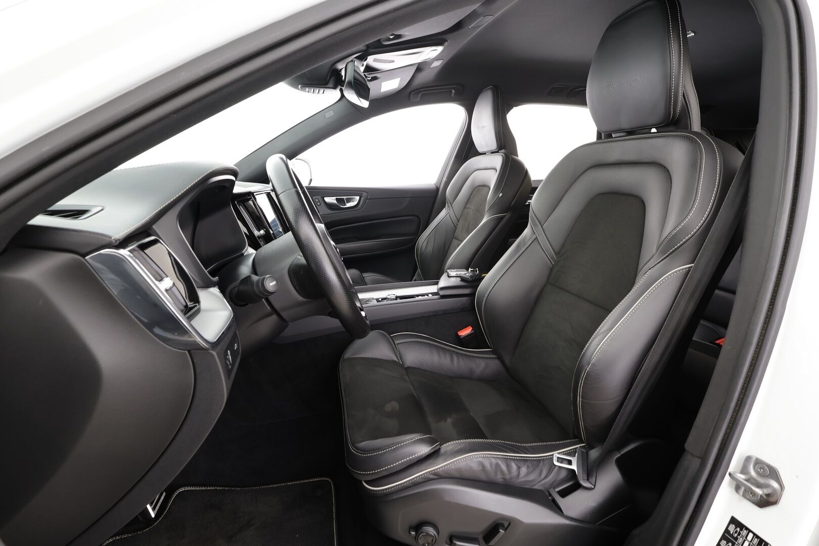 Volvo XC60 2019 D5 AWD R-Design aut * Webasto / Adapt.Vakkari / Koukku / Full LED / Muistipenkki / Nahka-Alcantara / BLIS / Sensus Navi - Suomi-auto / Kahdet renkaat aluvanteilla / Merkkihuollettu - HULLUT JOULUT KORKOTARJOUS 2,49% 