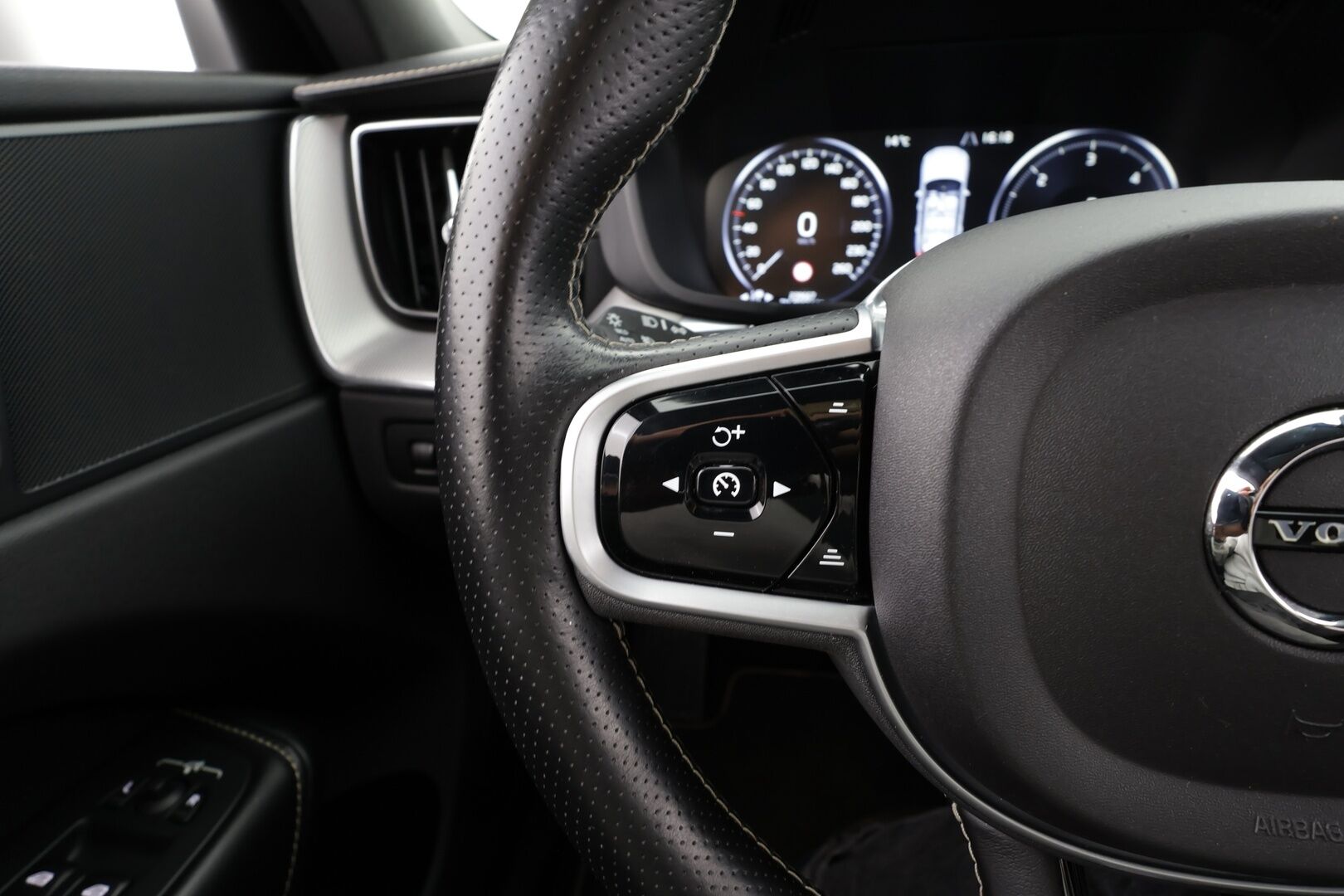 Volvo XC60 2019 D5 AWD R-Design aut * Webasto / Adapt.Vakkari / Koukku / Full LED / Muistipenkki / Nahka-Alcantara / BLIS / Sensus Navi - Suomi-auto / Kahdet renkaat aluvanteilla / Merkkihuollettu