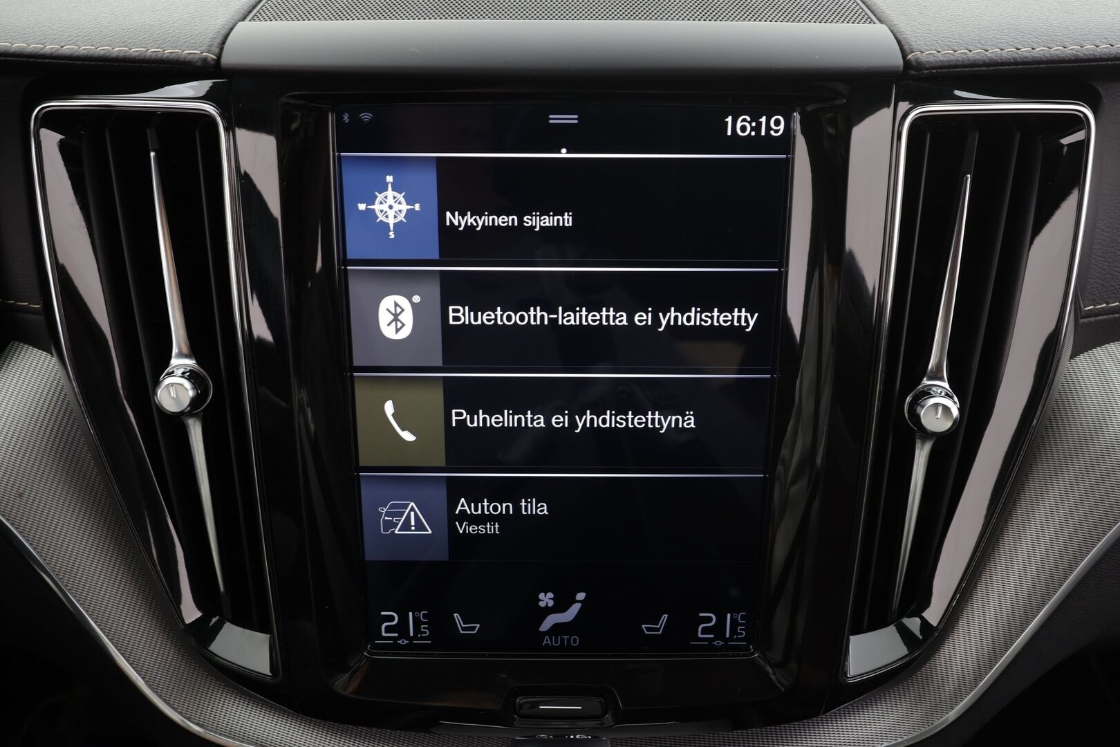 Volvo XC60 2019 D5 AWD R-Design aut * Webasto / Adapt.Vakkari / Koukku / Full LED / Muistipenkki / Nahka-Alcantara / BLIS / Sensus Navi - Suomi-auto / Kahdet renkaat aluvanteilla / Merkkihuollettu - HULLUT JOULUT KORKOTARJOUS 2,49% 