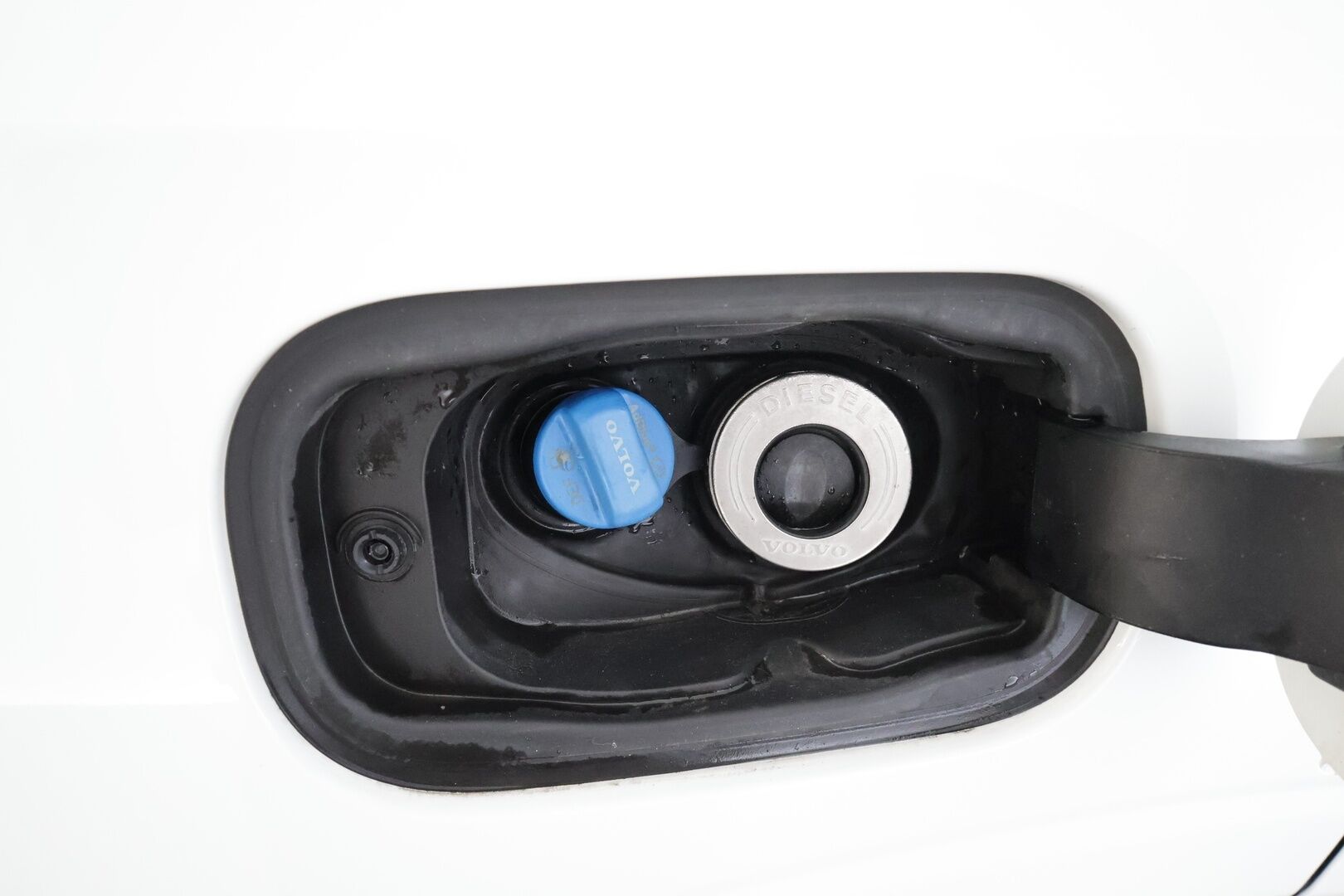 Volvo XC60 2019 D5 AWD R-Design aut * Webasto / Adapt.Vakkari / Koukku / Full LED / Muistipenkki / Nahka-Alcantara / BLIS / Sensus Navi - Suomi-auto / Kahdet renkaat aluvanteilla / Merkkihuollettu