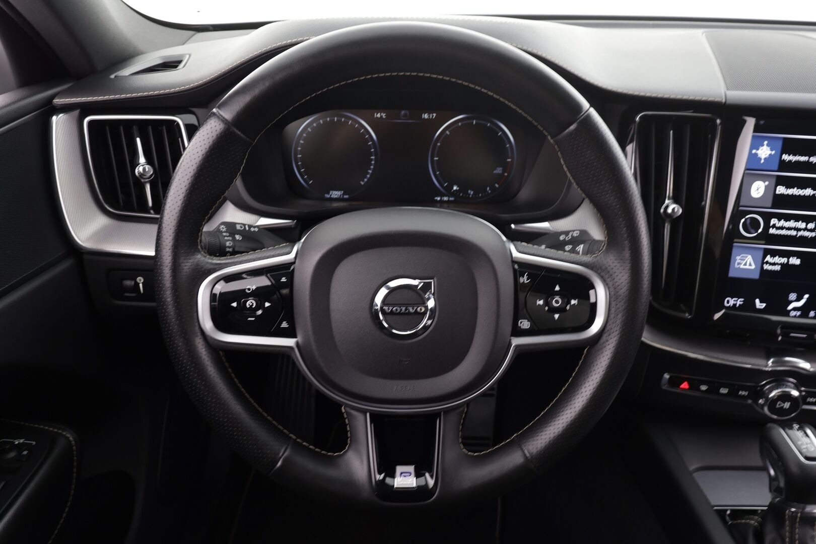 Volvo XC60 2019 D5 AWD R-Design aut * Webasto / Adapt.Vakkari / Koukku / Full LED / Muistipenkki / Nahka-Alcantara / BLIS / Sensus Navi - Suomi-auto / Kahdet renkaat aluvanteilla / Merkkihuollettu