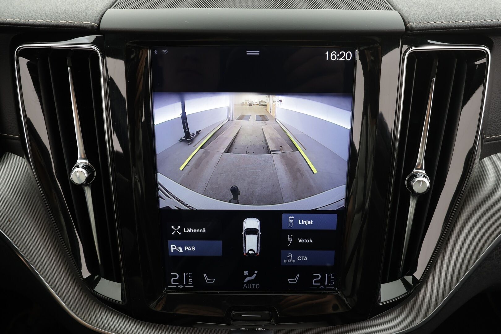 Volvo XC60 2019 D5 AWD R-Design aut * Webasto / Adapt.Vakkari / Koukku / Full LED / Muistipenkki / Nahka-Alcantara / BLIS / Sensus Navi - Suomi-auto / Kahdet renkaat aluvanteilla / Merkkihuollettu