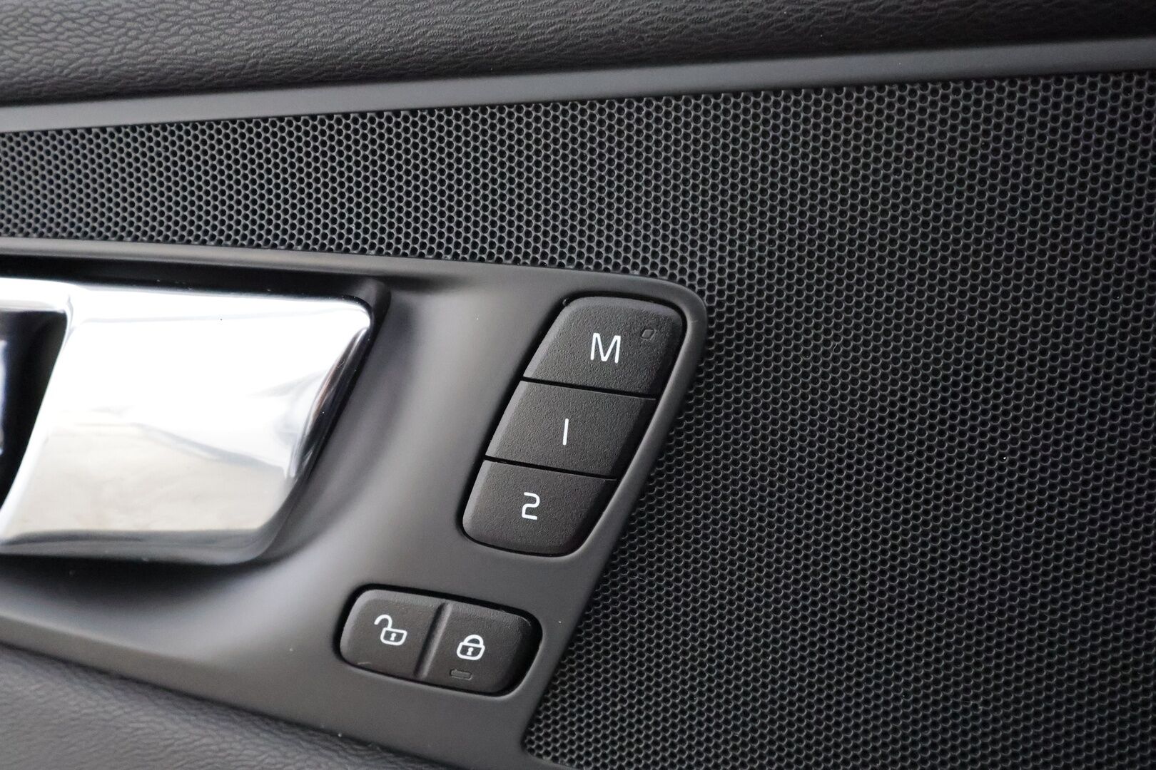 Volvo XC60 2019 D5 AWD R-Design aut * Webasto / Adapt.Vakkari / Koukku / Full LED / Muistipenkki / Nahka-Alcantara / BLIS / Sensus Navi - Suomi-auto / Kahdet renkaat aluvanteilla / Merkkihuollettu - HULLUT JOULUT KORKOTARJOUS 2,49% 