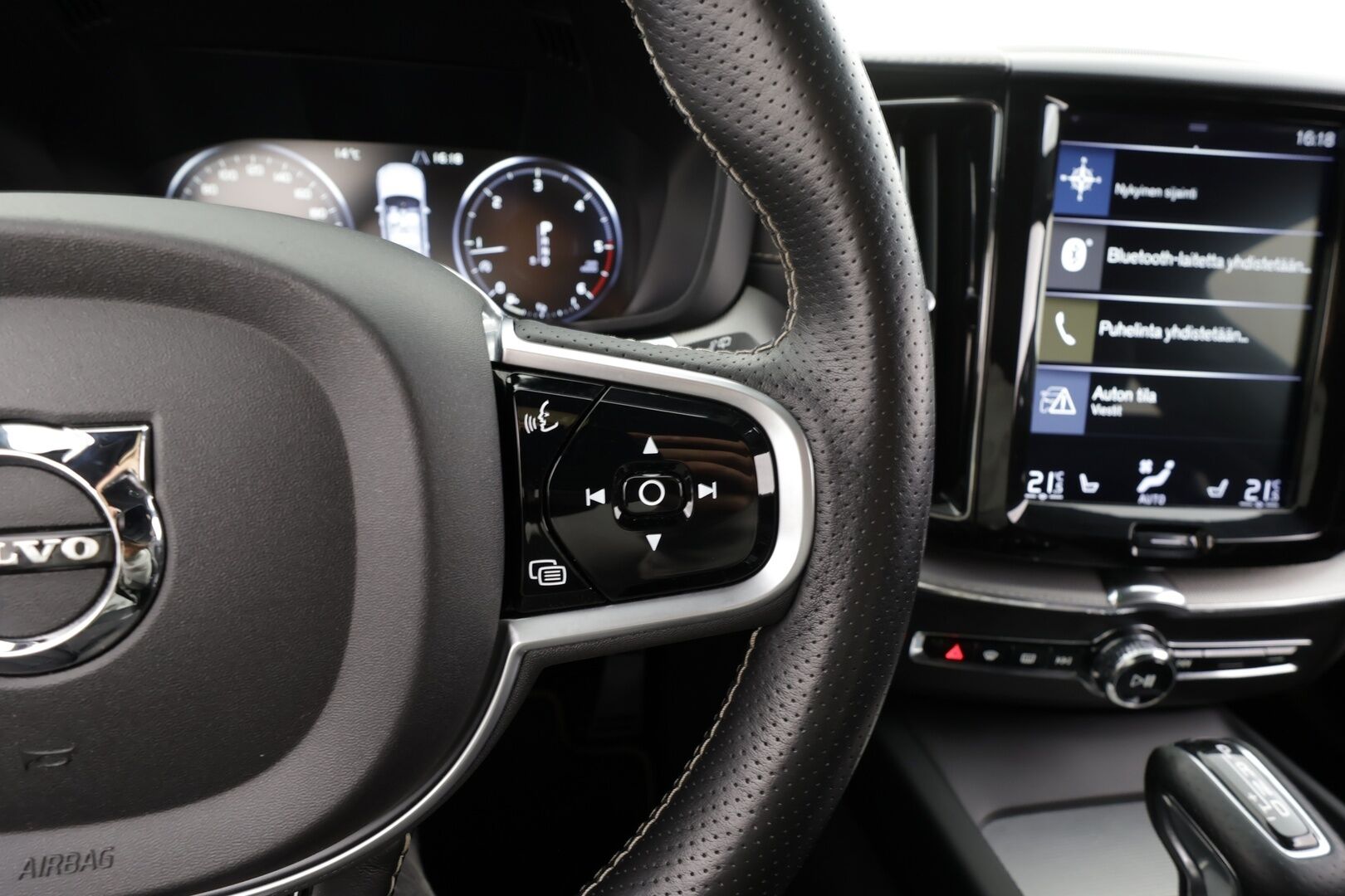 Volvo XC60 2019 D5 AWD R-Design aut * Webasto / Adapt.Vakkari / Koukku / Full LED / Muistipenkki / Nahka-Alcantara / BLIS / Sensus Navi - Suomi-auto / Kahdet renkaat aluvanteilla / Merkkihuollettu