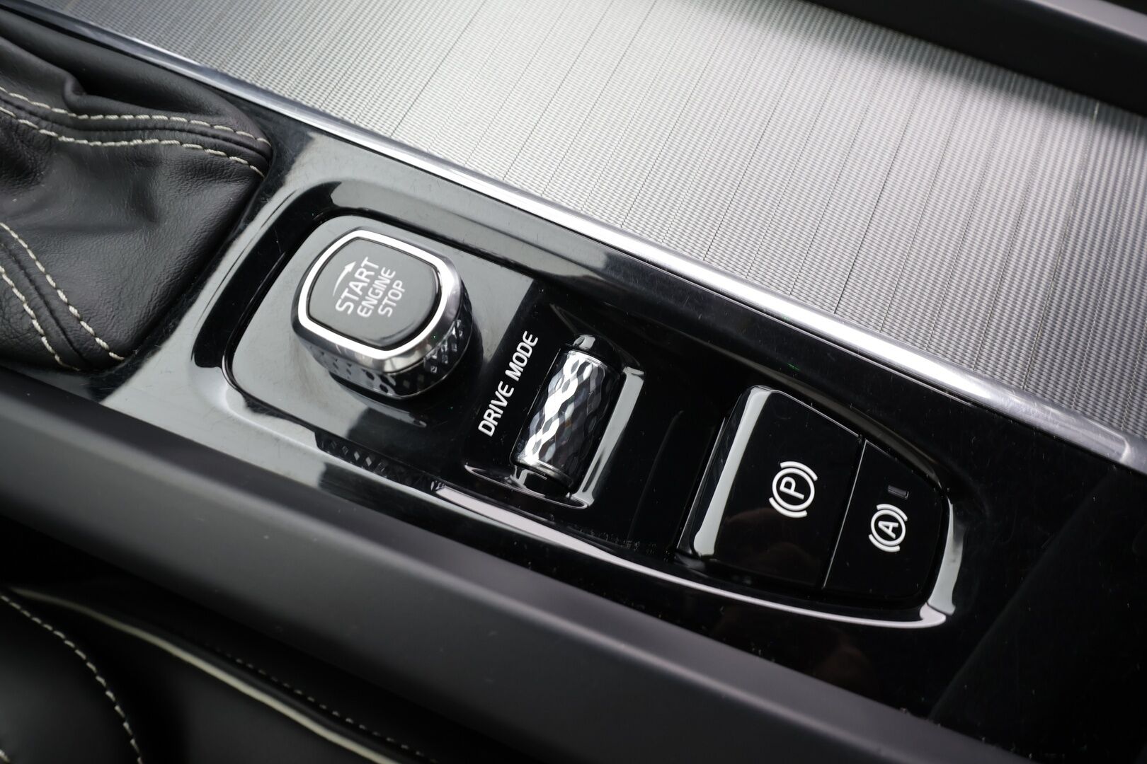 Volvo XC60 2019 D5 AWD R-Design aut * Webasto / Adapt.Vakkari / Koukku / Full LED / Muistipenkki / Nahka-Alcantara / BLIS / Sensus Navi - Suomi-auto / Kahdet renkaat aluvanteilla / Merkkihuollettu - HULLUT JOULUT KORKOTARJOUS 2,49% 