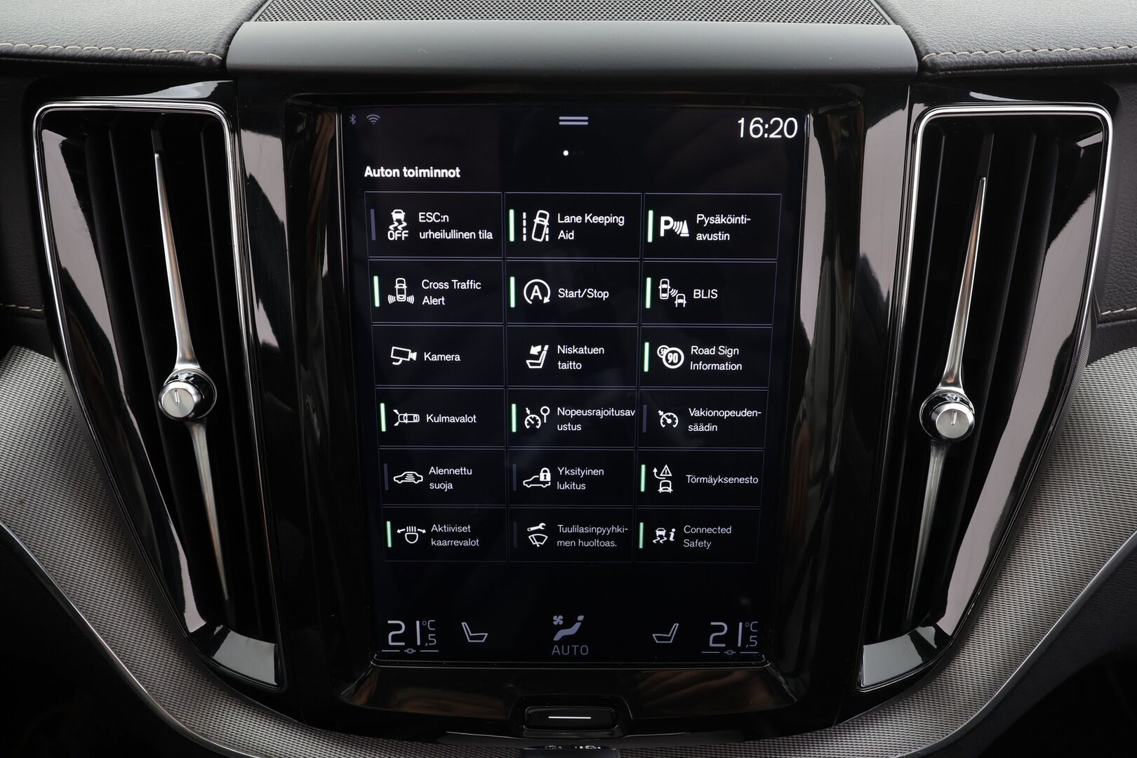 Volvo XC60 2019 D5 AWD R-Design aut * Webasto / Adapt.Vakkari / Koukku / Full LED / Muistipenkki / Nahka-Alcantara / BLIS / Sensus Navi - Suomi-auto / Kahdet renkaat aluvanteilla / Merkkihuollettu - HULLUT JOULUT KORKOTARJOUS 2,49% 