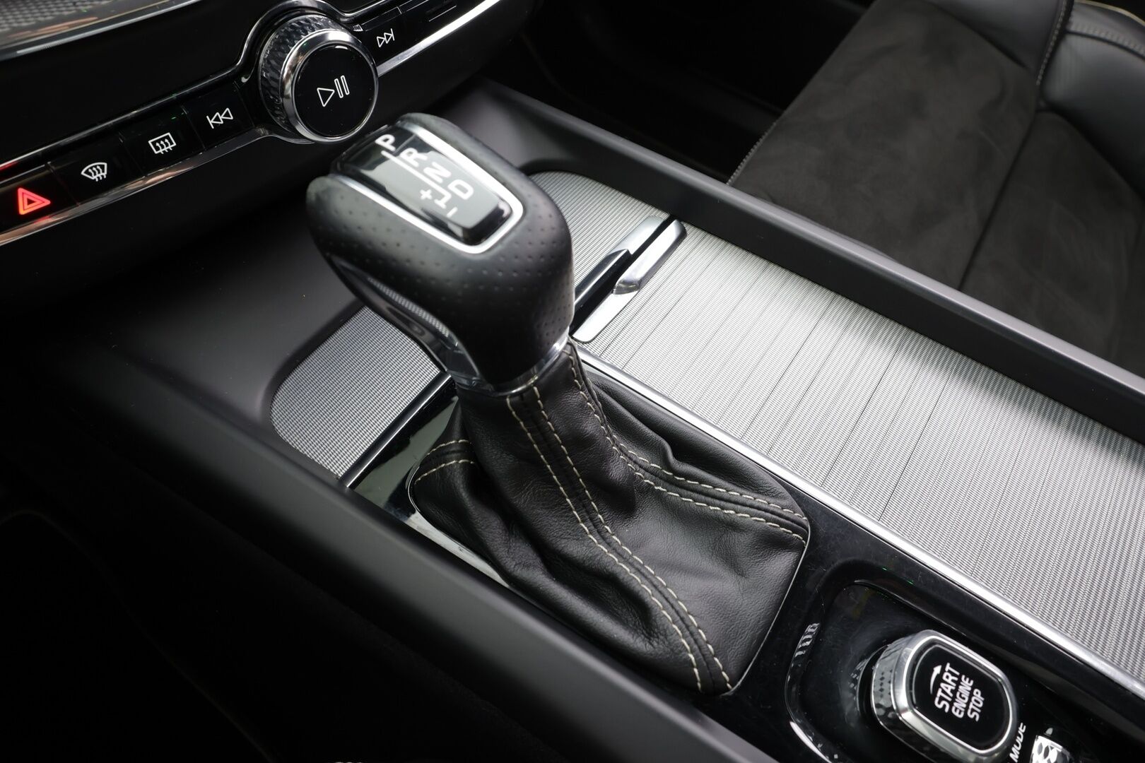 Volvo XC60 2019 D5 AWD R-Design aut * Webasto / Adapt.Vakkari / Koukku / Full LED / Muistipenkki / Nahka-Alcantara / BLIS / Sensus Navi - Suomi-auto / Kahdet renkaat aluvanteilla / Merkkihuollettu - HULLUT JOULUT KORKOTARJOUS 2,49% 