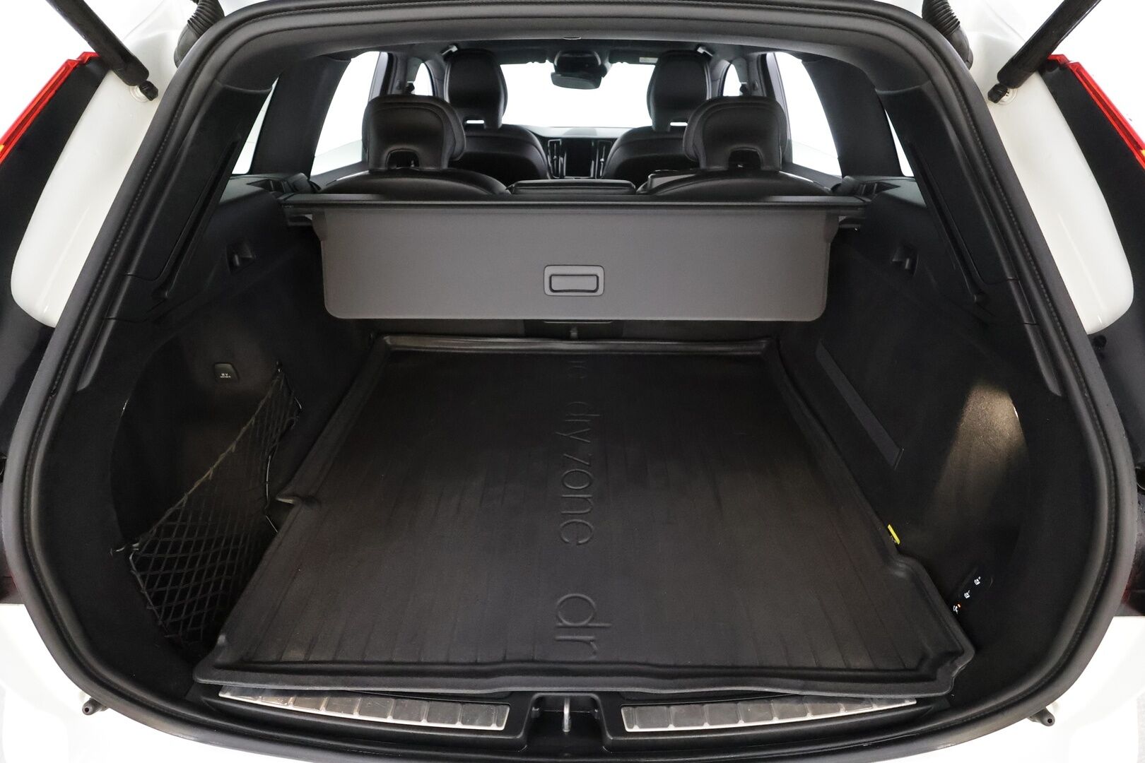 Volvo XC60 2019 D5 AWD R-Design aut * Webasto / Adapt.Vakkari / Koukku / Full LED / Muistipenkki / Nahka-Alcantara / BLIS / Sensus Navi - Suomi-auto / Kahdet renkaat aluvanteilla / Merkkihuollettu - HULLUT JOULUT KORKOTARJOUS 2,49% 