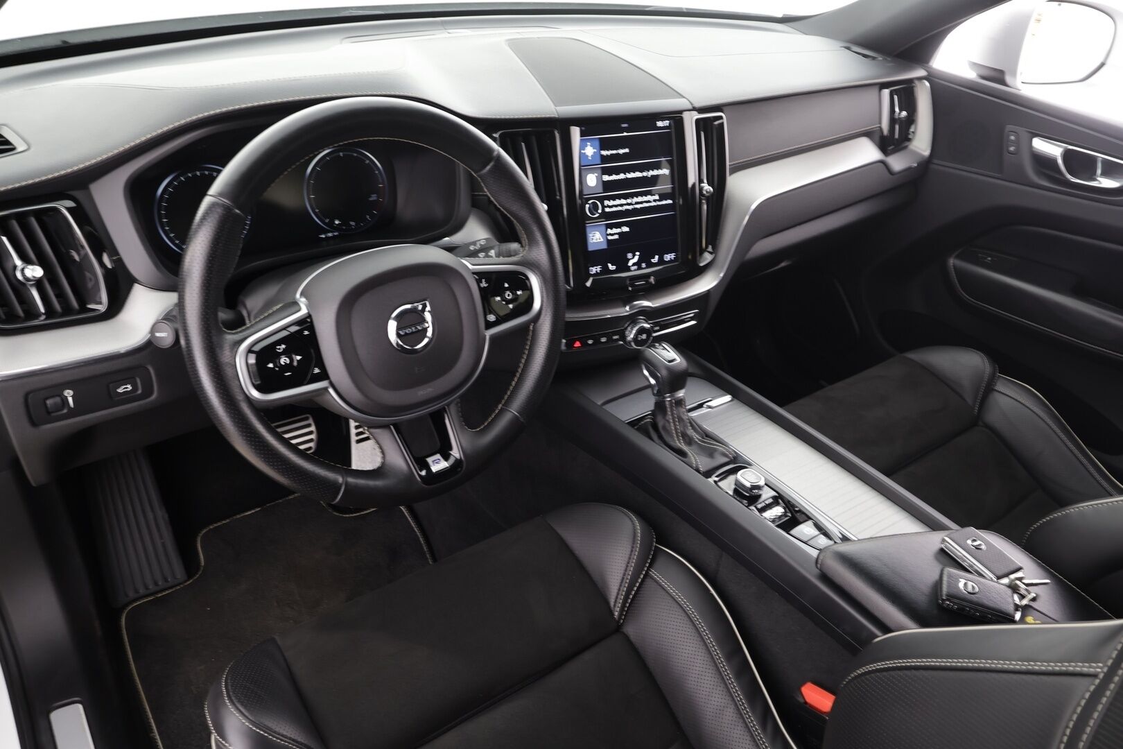 Volvo XC60 2019 D5 AWD R-Design aut * Webasto / Adapt.Vakkari / Koukku / Full LED / Muistipenkki / Nahka-Alcantara / BLIS / Sensus Navi - Suomi-auto / Kahdet renkaat aluvanteilla / Merkkihuollettu - HULLUT JOULUT KORKOTARJOUS 2,49% 
