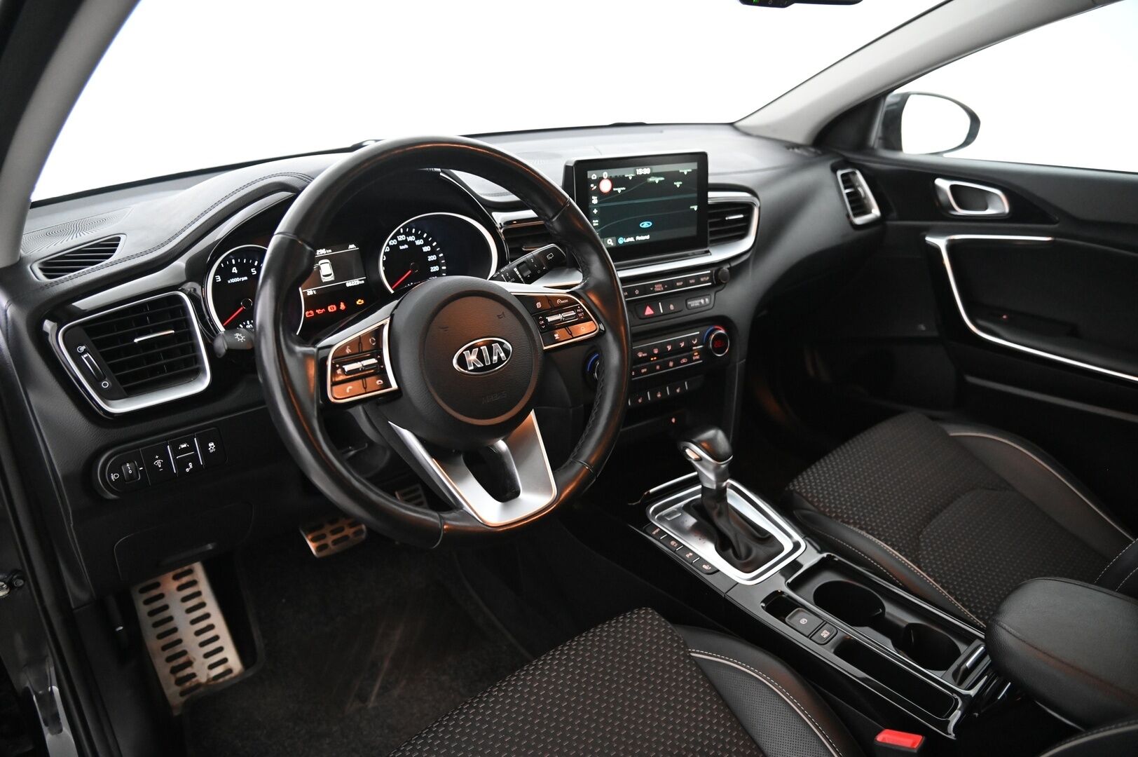 Kia Ceed 2018 1,4 T-GDI ISG 140hv Business Premium 5D DCT A/T EcoDynamics  *Adapt.Vakkari/  JBL/  Kamera/  Appconnect/ BLIS* - Merkkihuollettu/ 2x renkaat ja vanteet / Huollettu 01/2025