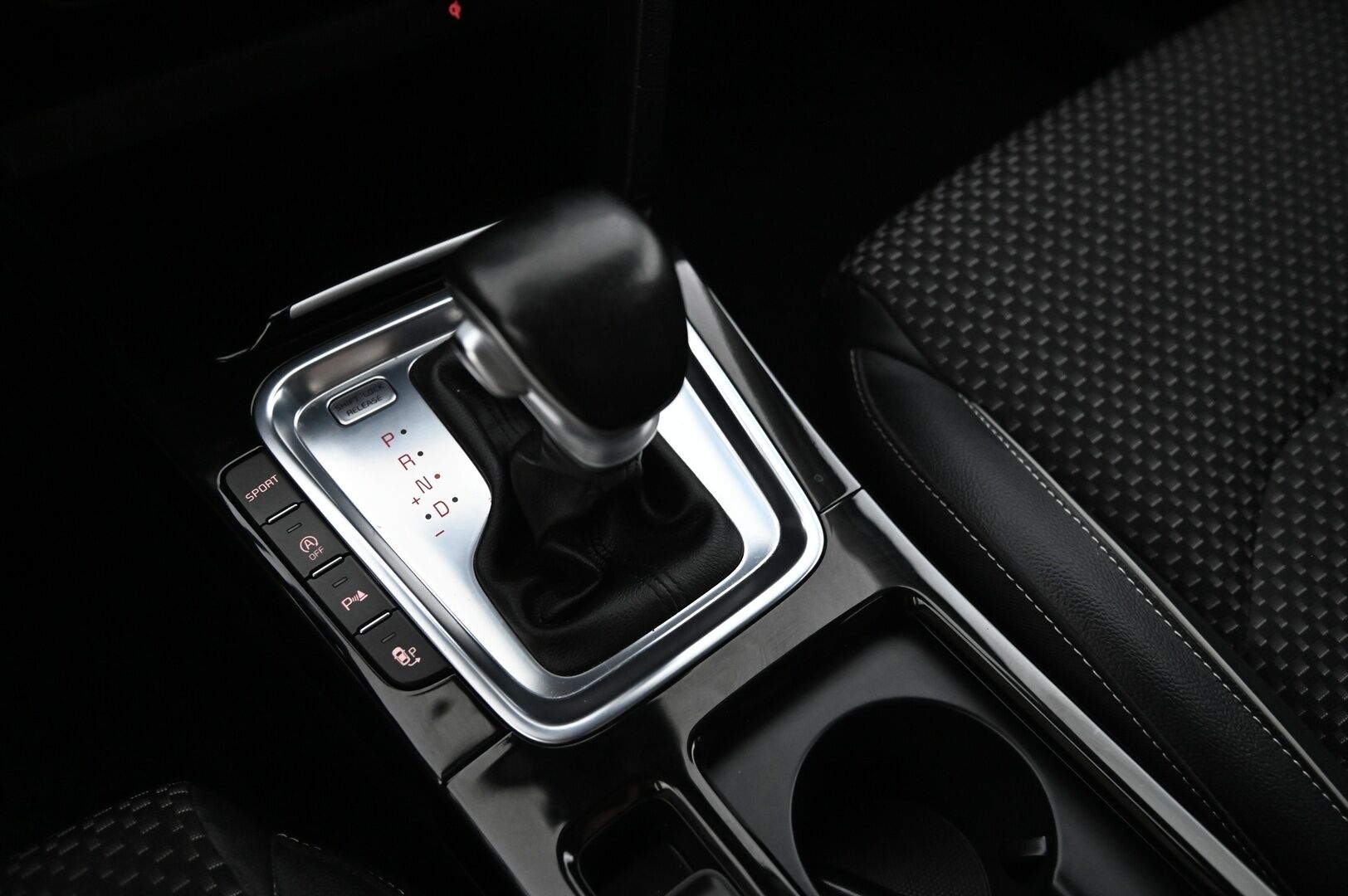 Kia Ceed 2018 1,4 T-GDI ISG 140hv Business Premium 5D DCT A/T EcoDynamics  *Adapt.Vakkari/  JBL/  Kamera/  Appconnect/ BLIS* - Merkkihuollettu/ 2x renkaat ja vanteet / Huollettu 01/2025