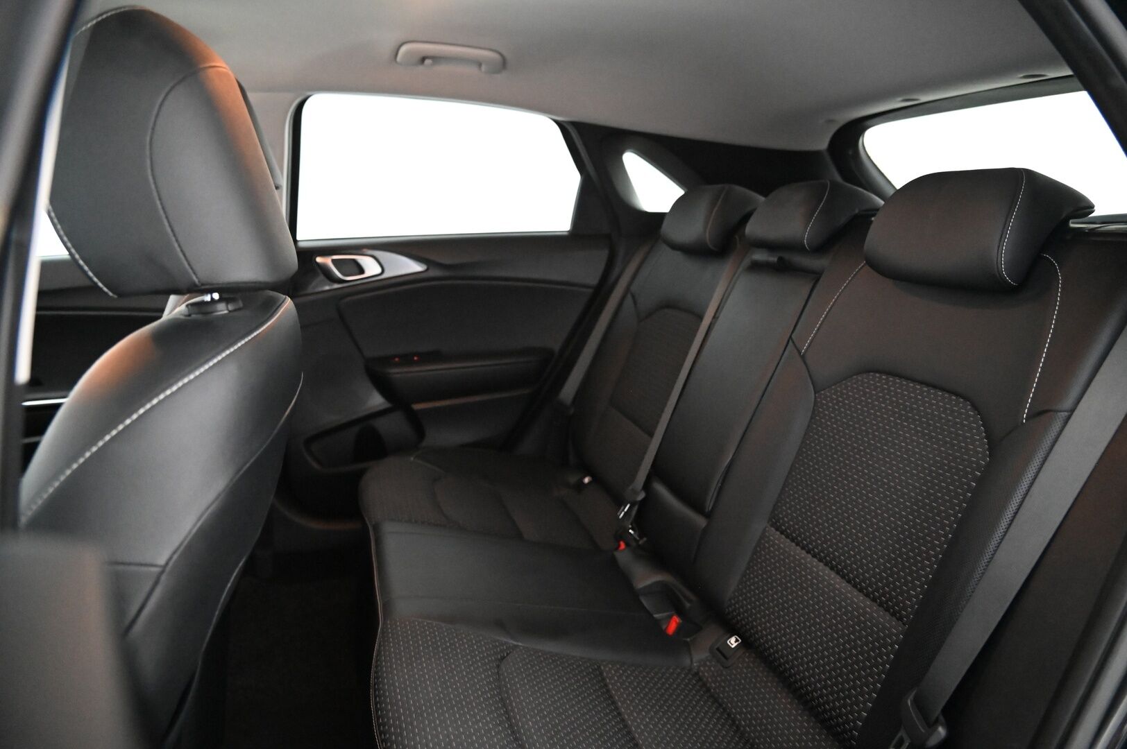Kia Ceed 2018 1,4 T-GDI ISG 140hv Business Premium 5D DCT A/T EcoDynamics  *Adapt.Vakkari/  JBL/  Kamera/  Appconnect/ BLIS* - Merkkihuollettu/ 2x renkaat ja vanteet / Huollettu 01/2025