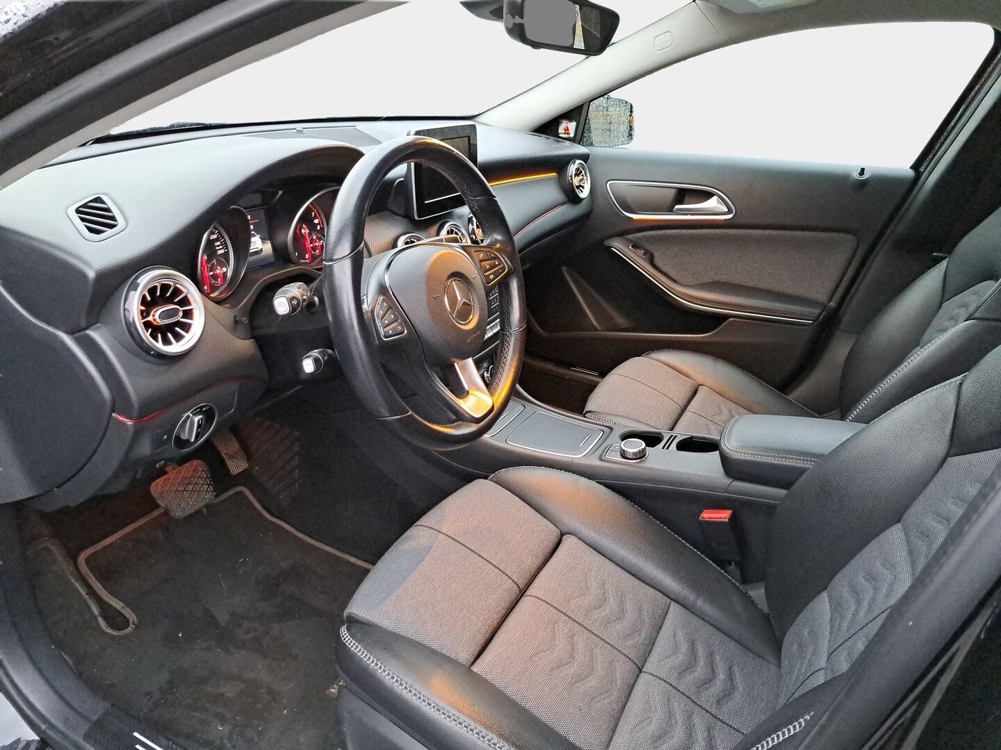 Mercedes-Benz GLA 2018 180 A Premium Business *Suomiauto / Webasto / Ambient / P.Kamera / LED / Puolinahka Sporttipenkit* - Kahdet Huippurenkaat / Siistikuntoinen Suomiauto - HULLUT VÄLIPÄIVÄT KORKOTARJOUS 2,49%