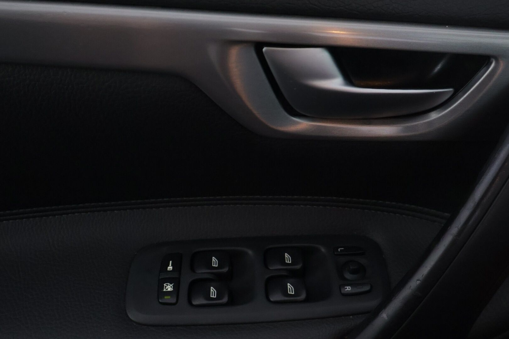 Volvo V70 2006 2.4 *YritysOutlet - Myydään vain yrityksille* - *YritysOutlet - Myydään vain yrityksille*