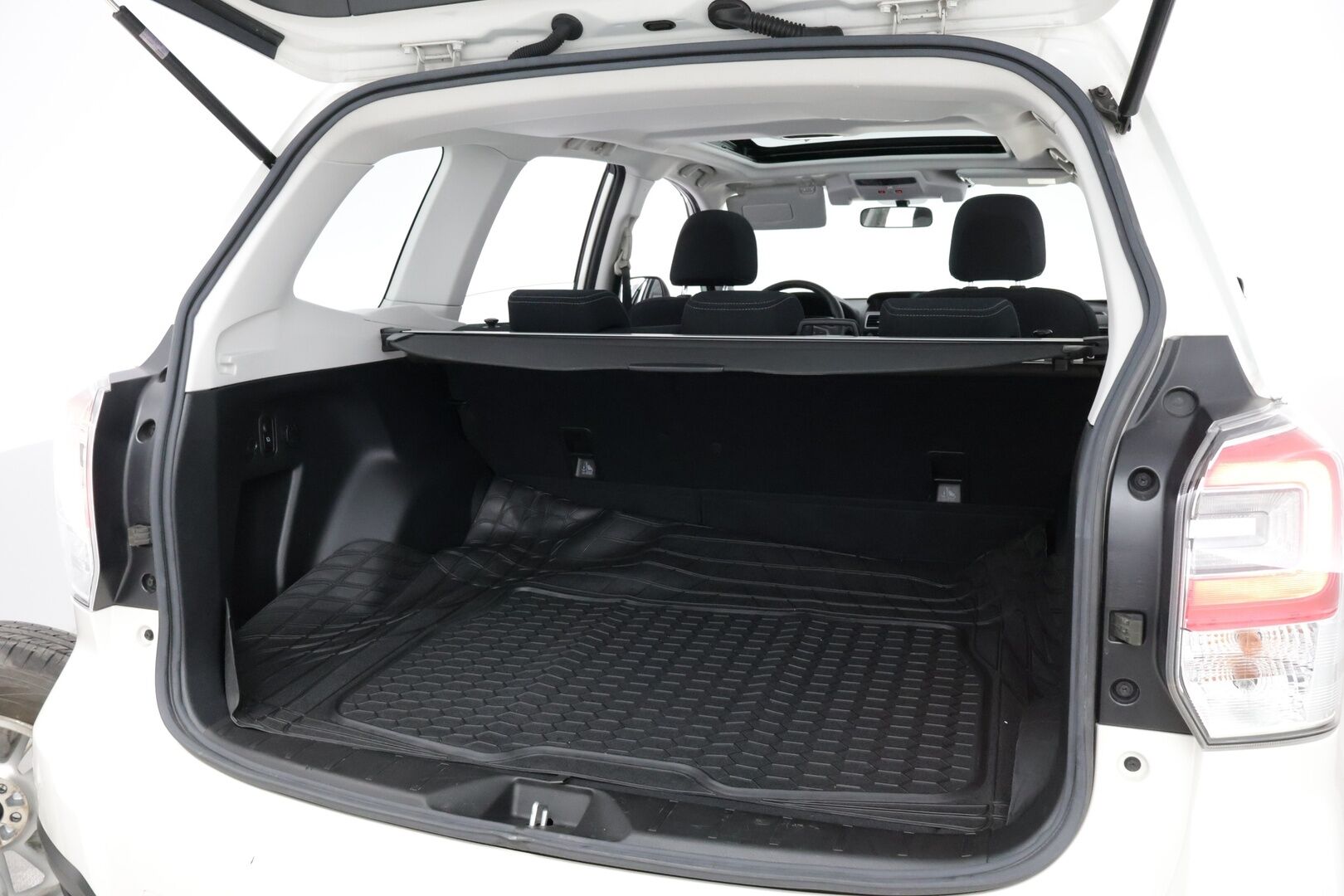 Subaru Forester 2018 2,0i XS Eyesight CVT Summer * Adapt.Vakkari / Peruutuskamera / Lohko & Sisäpistoke / Lasikattoluukku / Ratinlämmitys! - Suomiauto / Metalliväri / Harvinaiset kilometrit!