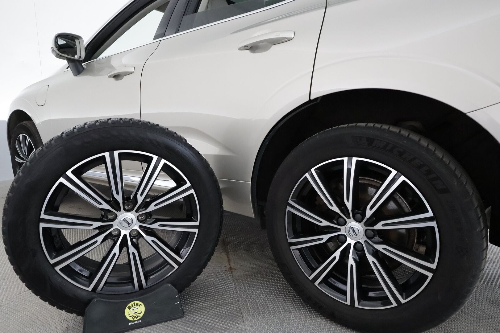 Volvo XC60 2019 T8 AWD Inscription aut **Panorama / Ilma-alusta / Webasto / Koukku / ACC / Full-LED / P.kamera / Sportpenkki Muistilla** - Suomi-auto / 2x Latauskaapelit / Kahdet Renkaat / Merkkihuollettu! / **SUPER KAMOILLA**