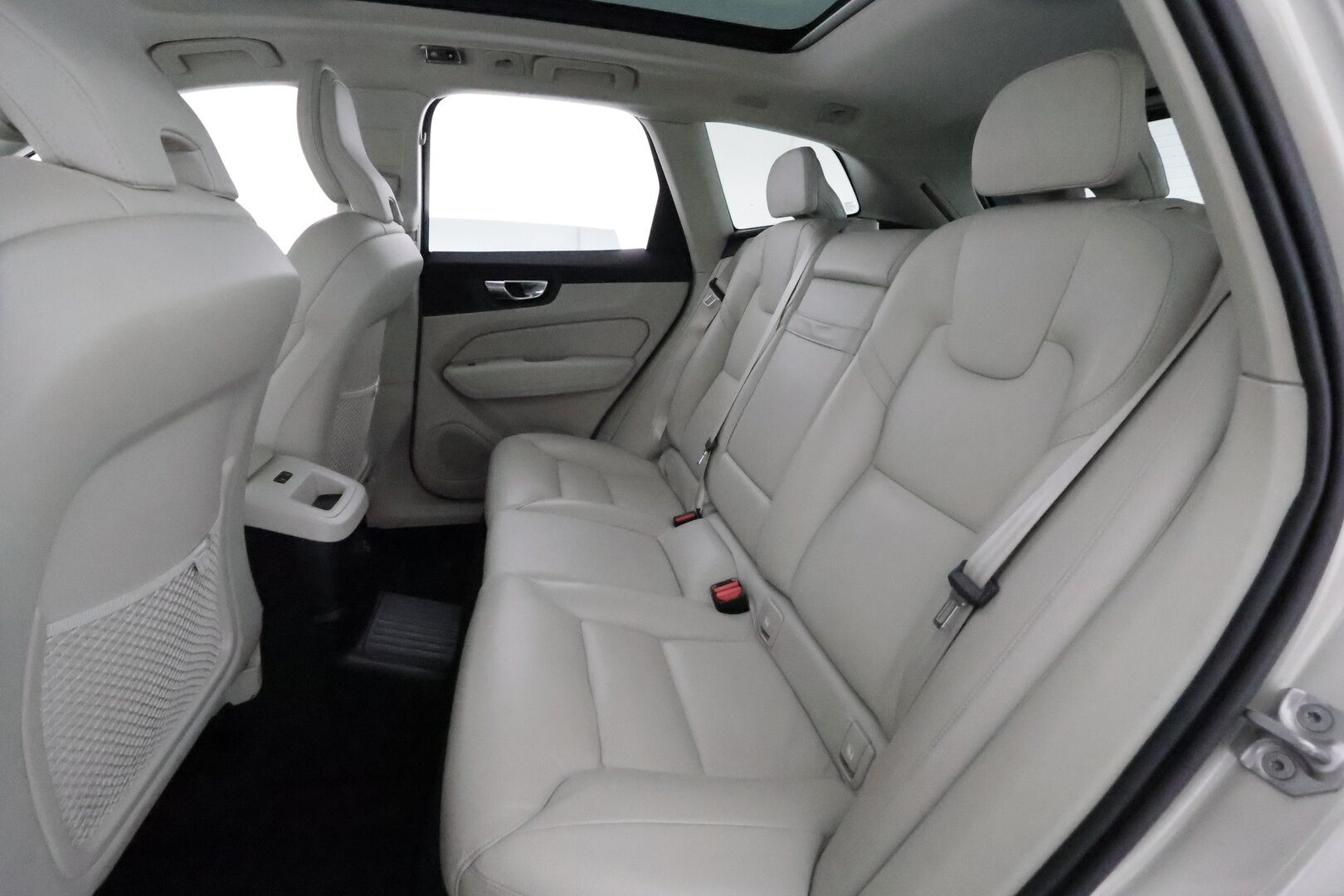 Volvo XC60 2019 T8 AWD Inscription aut **Panorama / Ilma-alusta / Webasto / Koukku / ACC / Full-LED / P.kamera / Sportpenkki Muistilla** - Suomi-auto / 2x Latauskaapelit / Kahdet Renkaat / Merkkihuollettu! / **SUPER KAMOILLA**