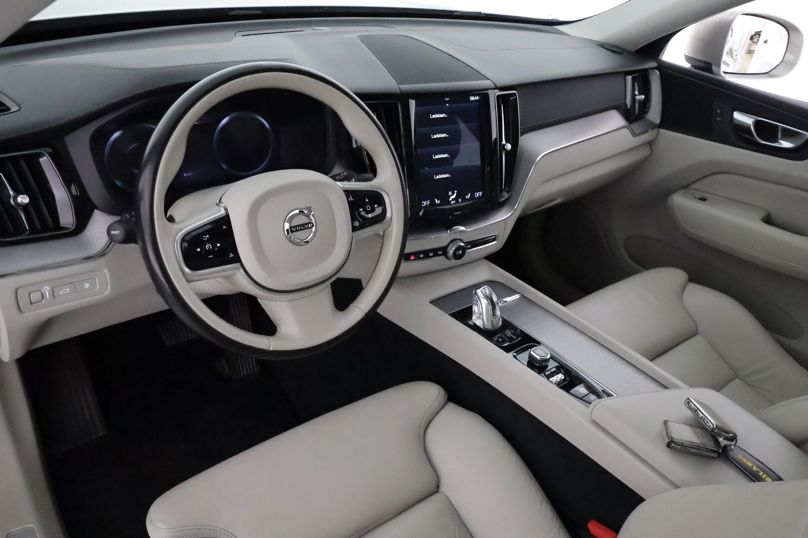Volvo XC60 2019 T8 AWD Inscription aut **Panorama / Ilma-alusta / Webasto / Koukku / ACC / Full-LED / P.kamera / Sportpenkki Muistilla** - Suomi-auto / 2x Latauskaapelit / Kahdet Renkaat / Merkkihuollettu! / **SUPER KAMOILLA**