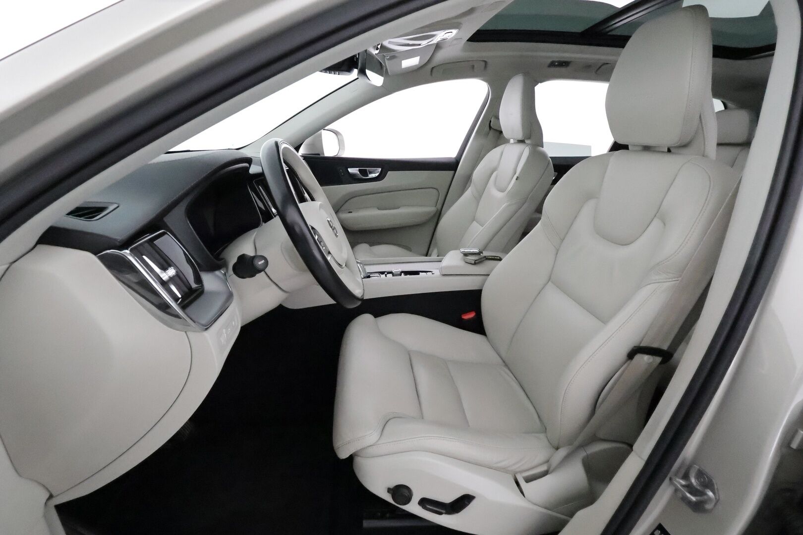 Volvo XC60 2019 T8 AWD Inscription aut **Panorama / Ilma-alusta / Webasto / Koukku / ACC / Full-LED / P.kamera / Sportpenkki Muistilla** - Suomi-auto / 2x Latauskaapelit / Kahdet Renkaat / Merkkihuollettu! / **SUPER KAMOILLA**
