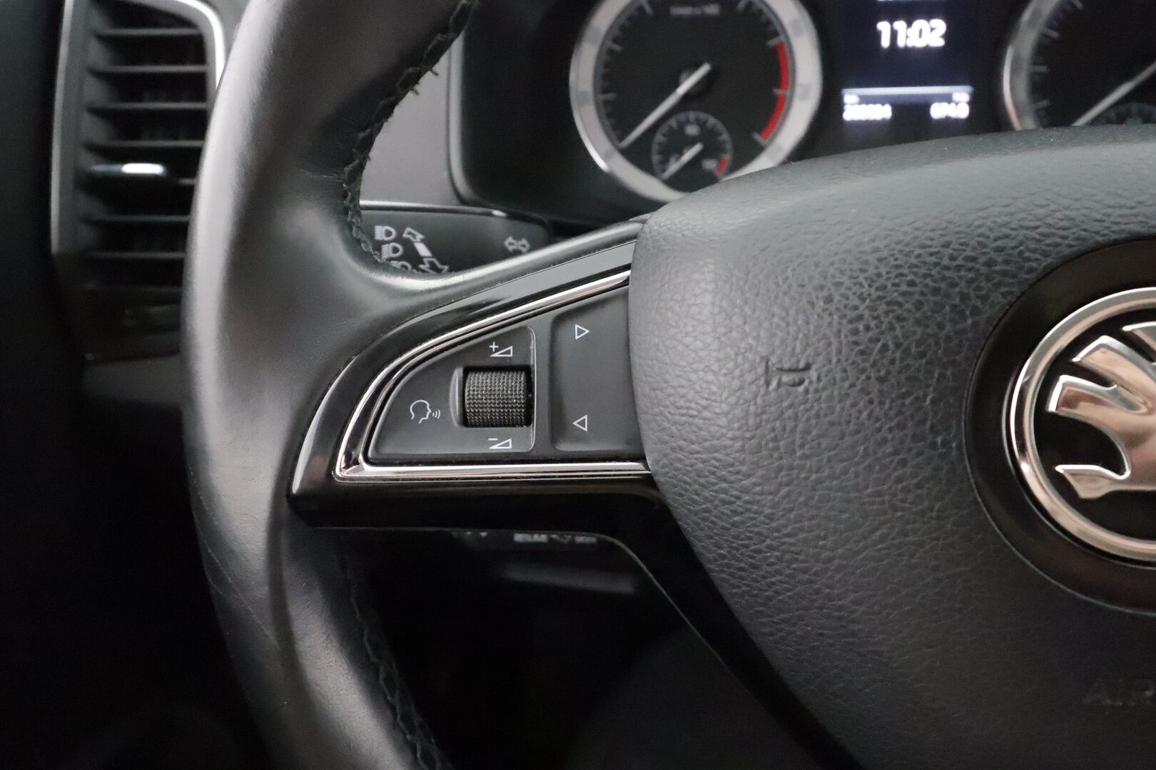 Skoda Karoq 2018 1,5 TSI Style DSG * ACC / Webasto / Koukku / Muistipenkki / P.Kamera / LED / Apple&Android * - 1.Om Suomi-auto / Kahdet Renkaat / Merkkihuollettu