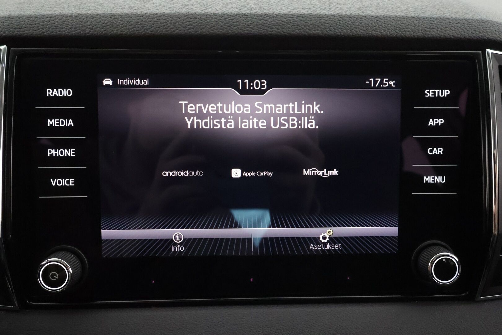 Skoda Karoq 2018 1,5 TSI Style DSG * ACC / Webasto / Koukku / Muistipenkki / P.Kamera / LED / Apple&Android * - 1.Om Suomi-auto / Kahdet Renkaat / Merkkihuollettu - HULLUT AVAJAISHULINAT KORKOTARJOUS 3,29 %