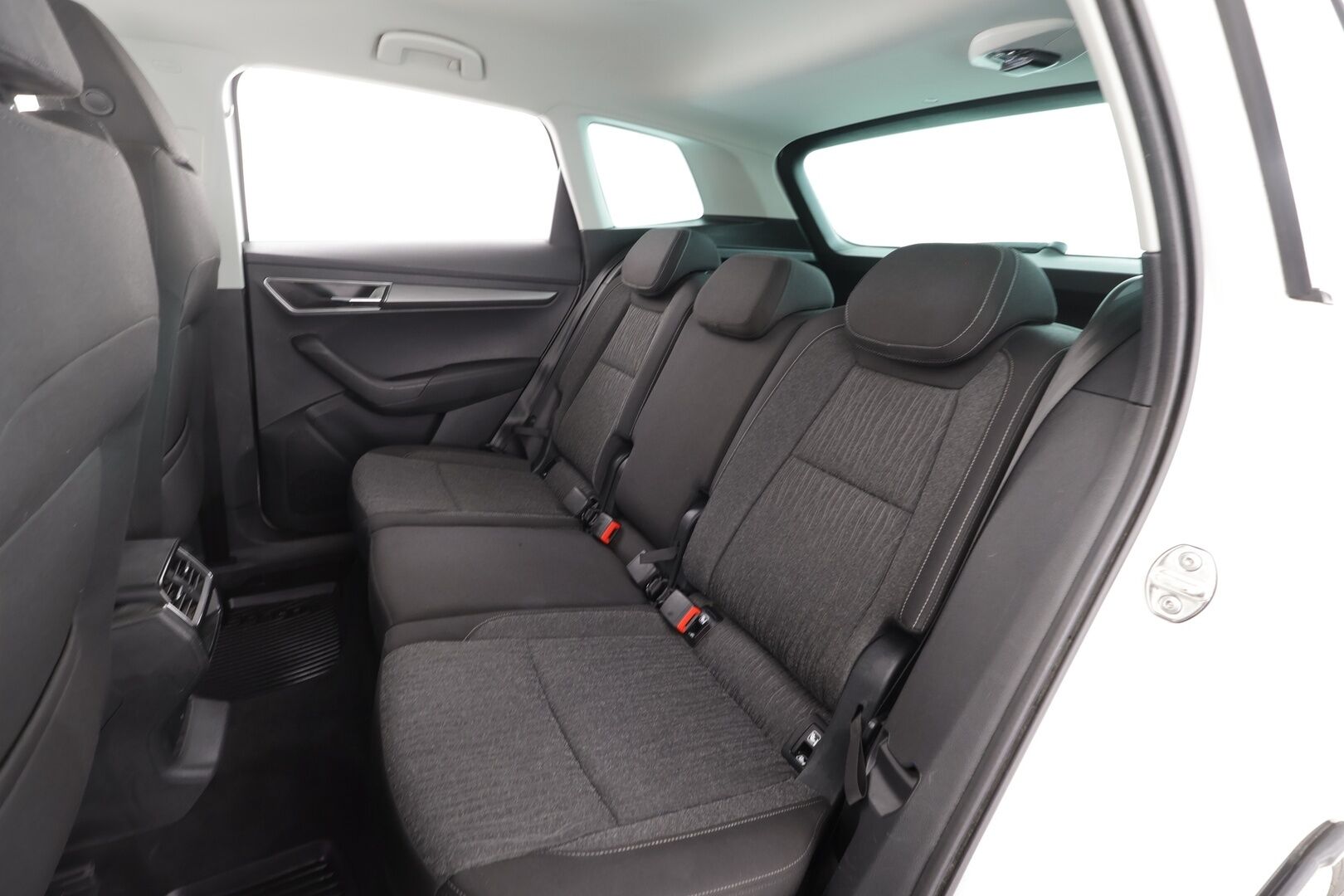 Skoda Karoq 2018 1,5 TSI Style DSG * ACC / Webasto / Koukku / Muistipenkki / P.Kamera / LED / Apple&Android * - 1.Om Suomi-auto / Kahdet Renkaat / Merkkihuollettu - HULLUT AVAJAISHULINAT KORKOTARJOUS 3,29 %