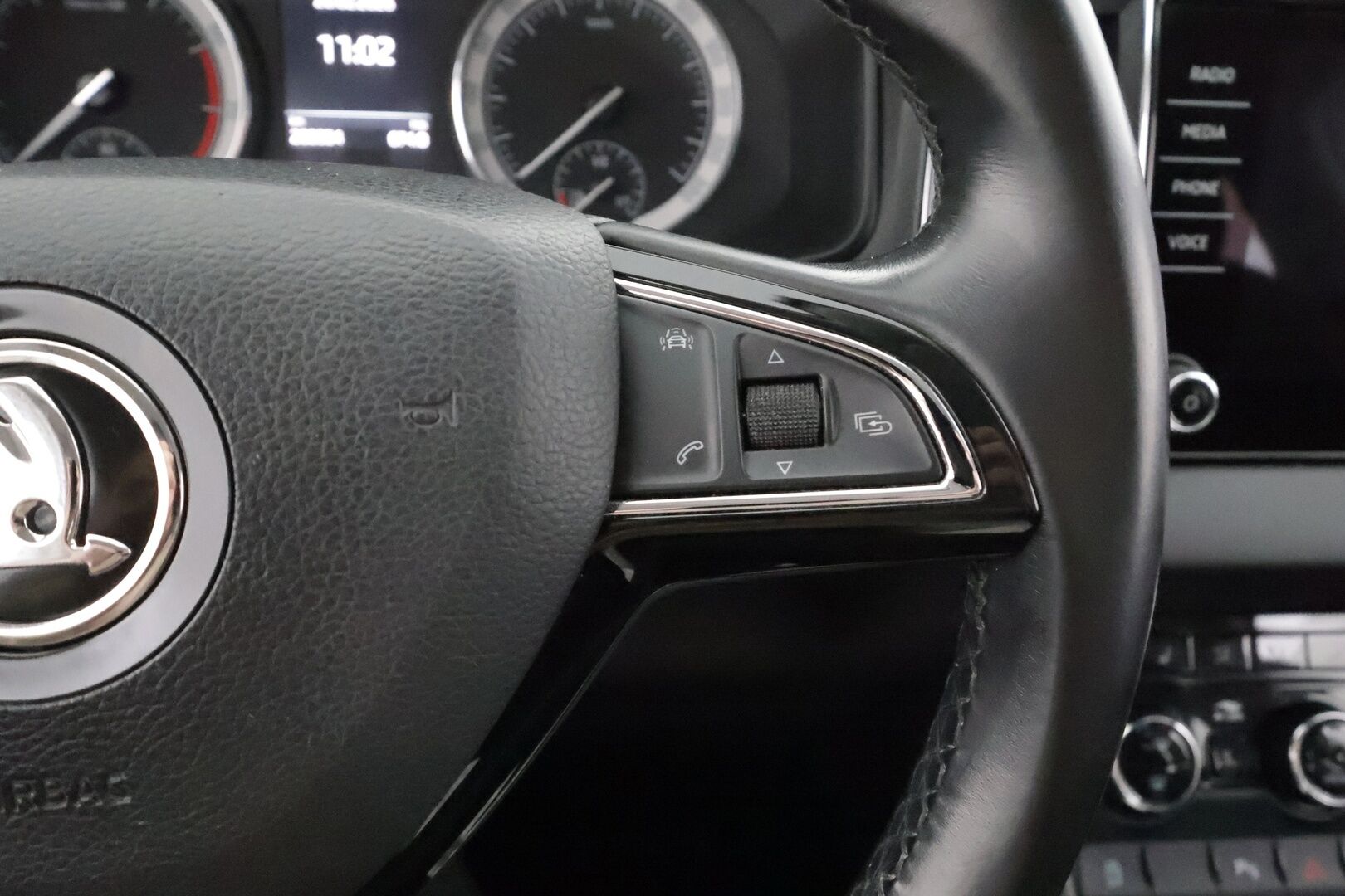 Skoda Karoq 2018 1,5 TSI Style DSG * ACC / Webasto / Koukku / Muistipenkki / P.Kamera / LED / Apple&Android * - 1.Om Suomi-auto / Kahdet Renkaat / Merkkihuollettu