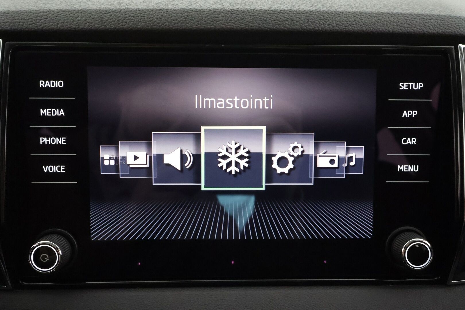 Skoda Karoq 2018 1,5 TSI Style DSG * ACC / Webasto / Koukku / Muistipenkki / P.Kamera / LED / Apple&Android * - 1.Om Suomi-auto / Kahdet Renkaat / Merkkihuollettu