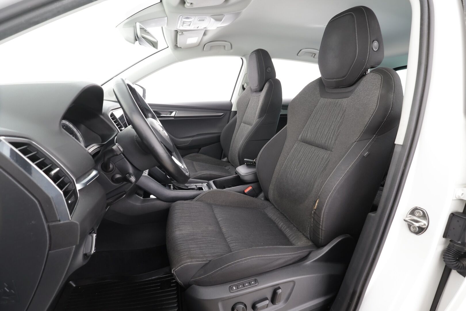 Skoda Karoq 2018 1,5 TSI Style DSG * ACC / Webasto / Koukku / Muistipenkki / P.Kamera / LED / Apple&Android * - 1.Om Suomi-auto / Kahdet Renkaat / Merkkihuollettu